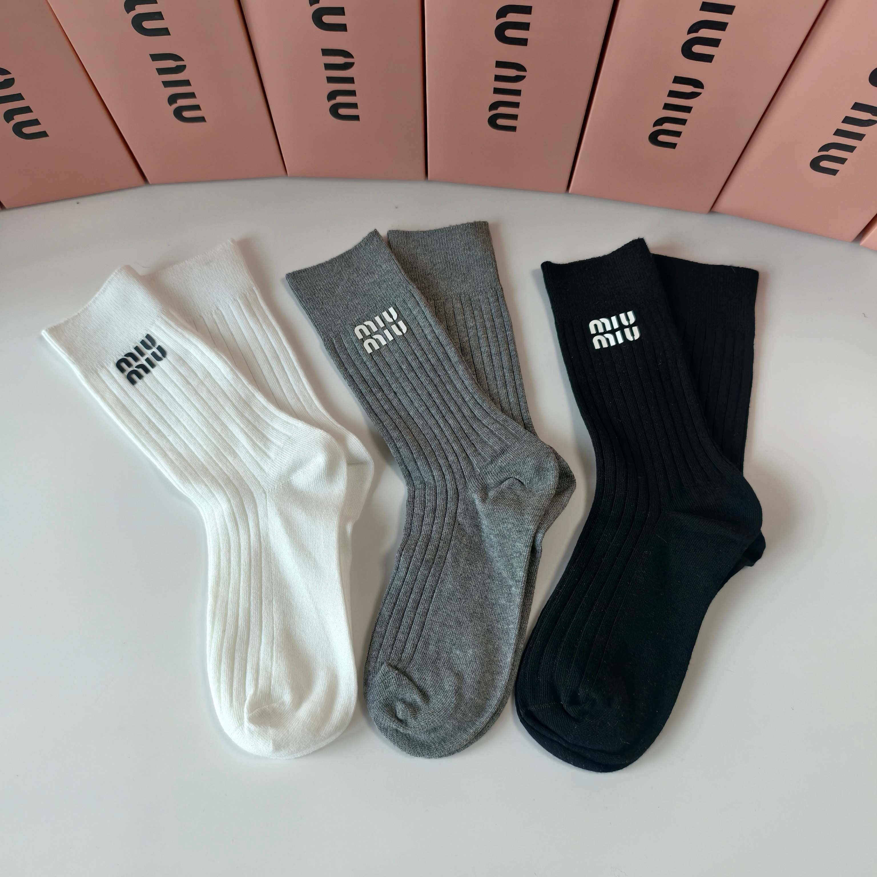 💛配包装 MIUMIU（缪缪）新款经典中长款饰品袜堆堆袜袜子！一盒三双， 专柜同步筒款袜子，💛大牌出街，潮人必备🔥超好搭
