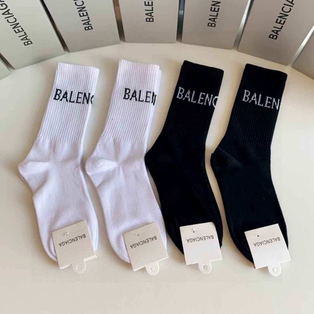 💛配专柜包装 Balenciaga（巴黎世家）新款中长款堆堆袜袜子！一盒四双，专柜同步筒袜袜子，💛大牌出街，潮人必备🔥超