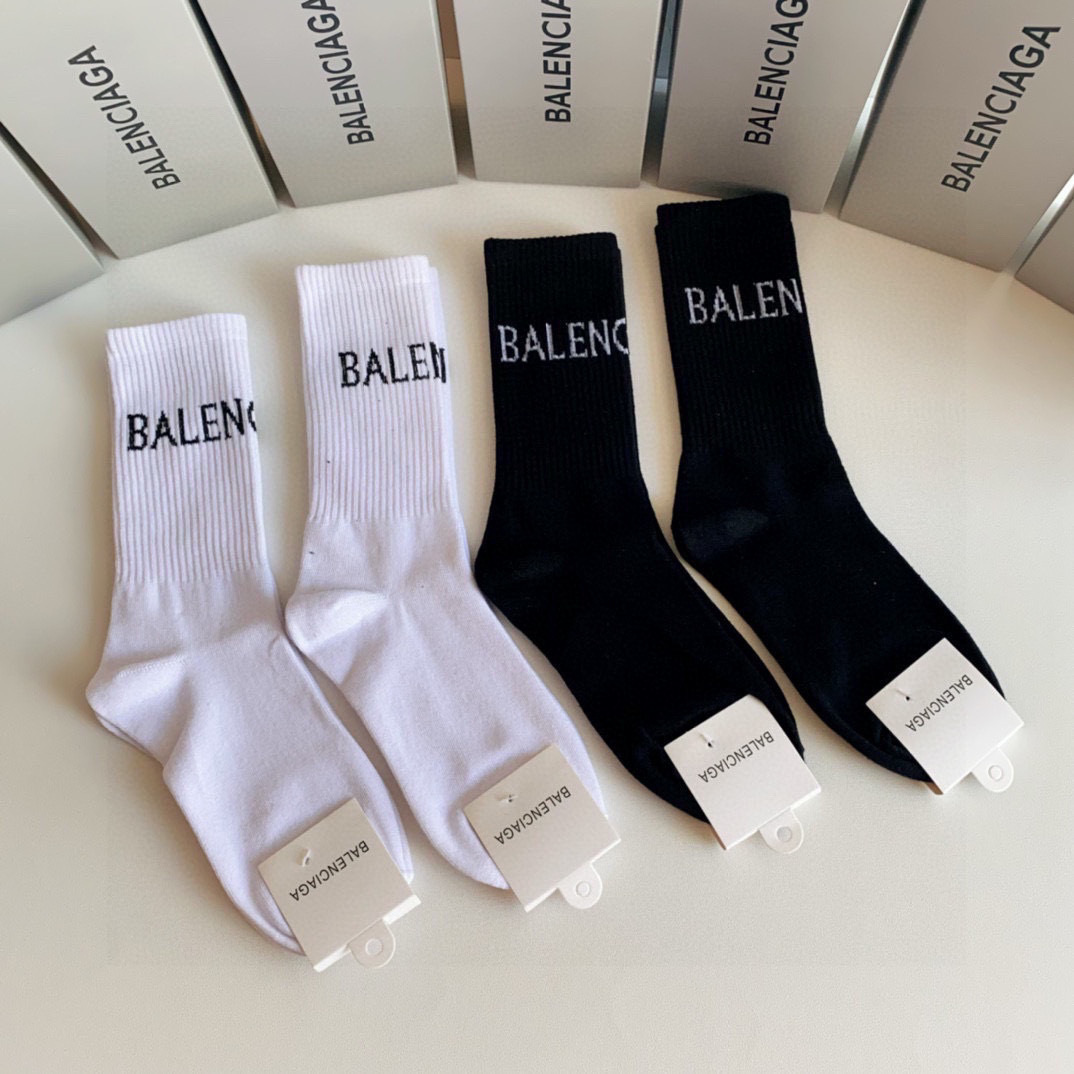 💛配专柜包装 Balenciaga（巴黎世家）新款中长款堆堆袜袜子！一盒四双，专柜同步筒袜袜子，💛大牌出街，潮人必备🔥超