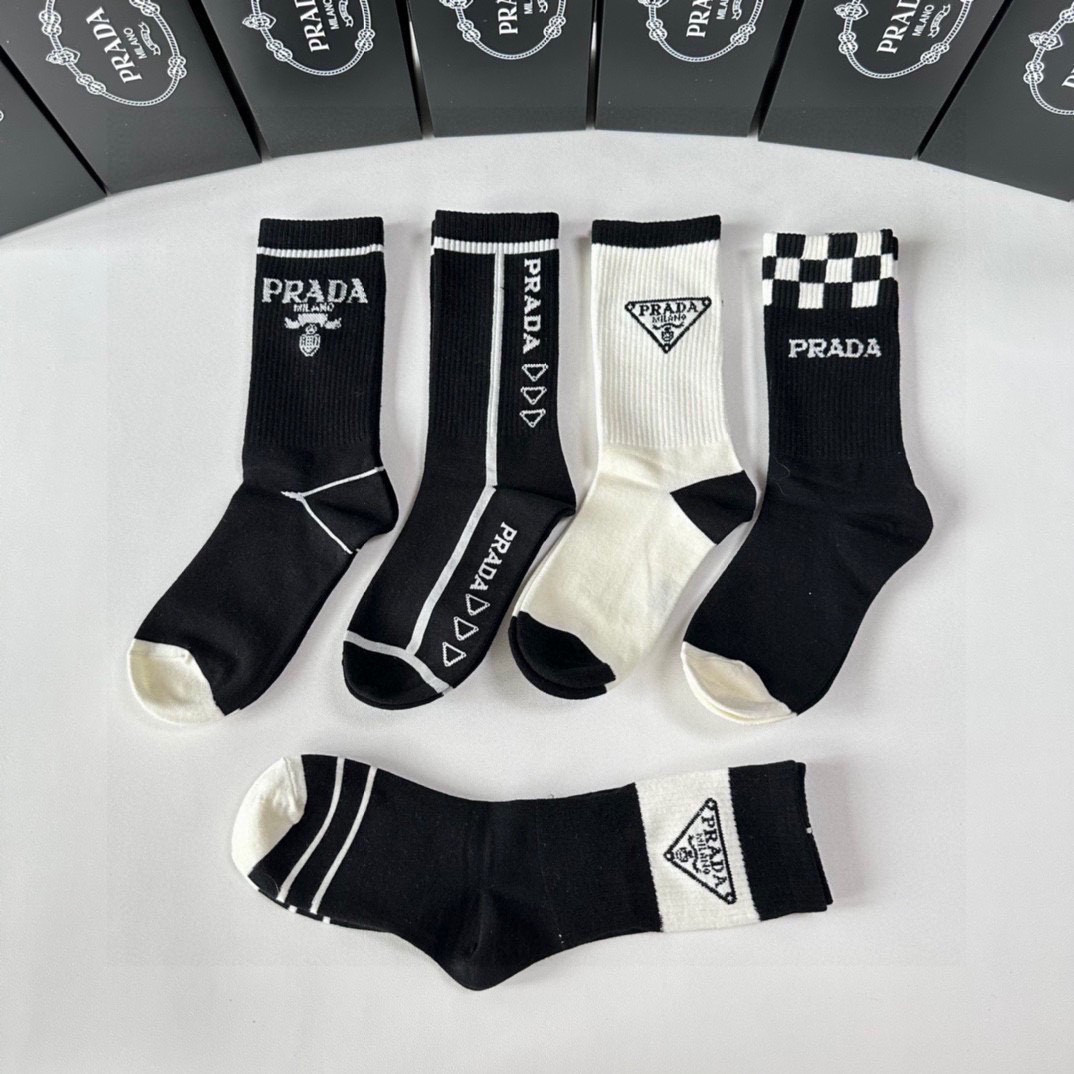 💛配专柜包装 PRADA（普拉达）新款中长款堆堆袜袜子！一盒五双，专柜同步筒袜袜子，💛大牌出街，潮人必备🔥超好搭