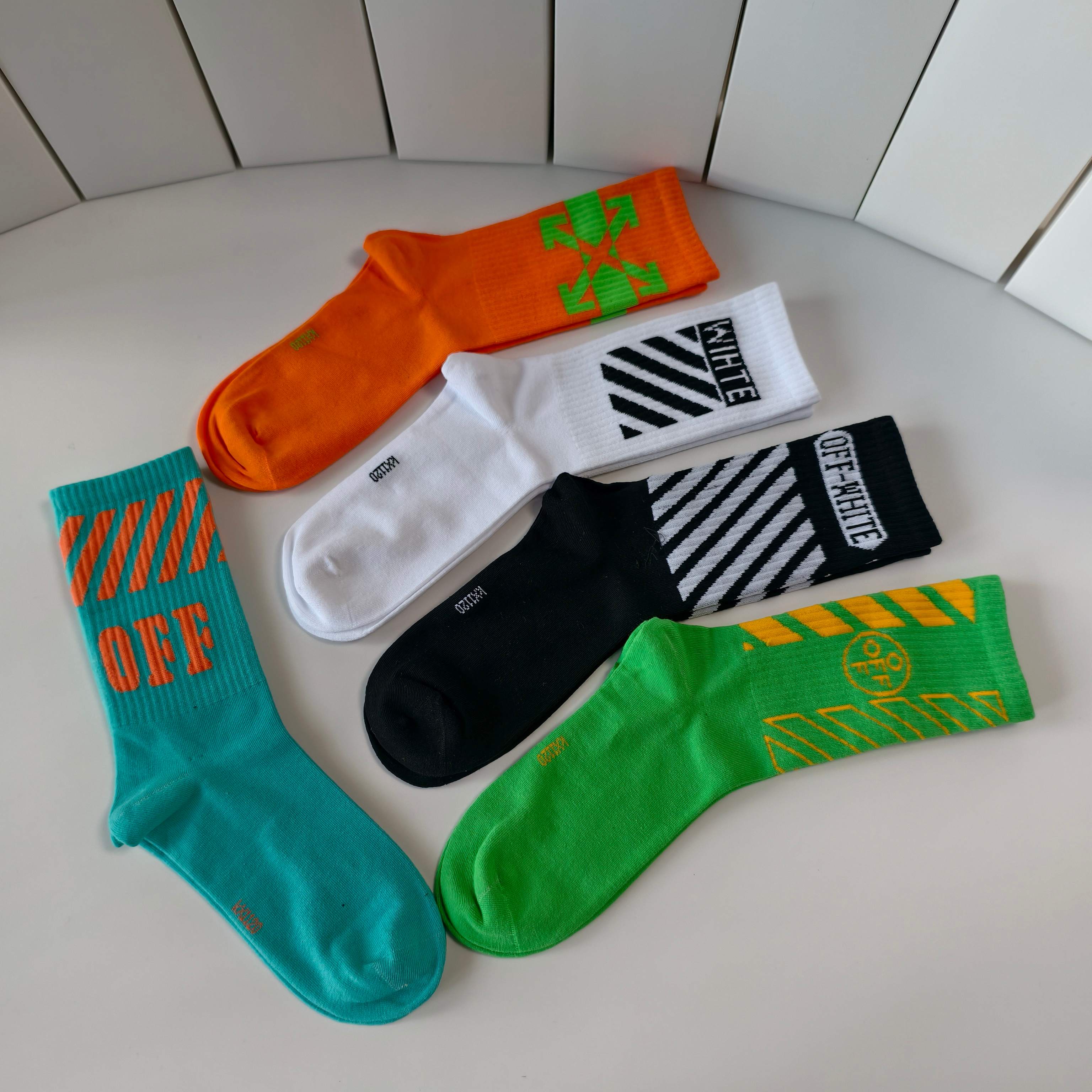 💛配专柜包装 OFF-White 新款中长款堆堆袜袜子！一盒五双，专柜同步筒袜袜子，大牌出街，潮人必备🔥超好搭