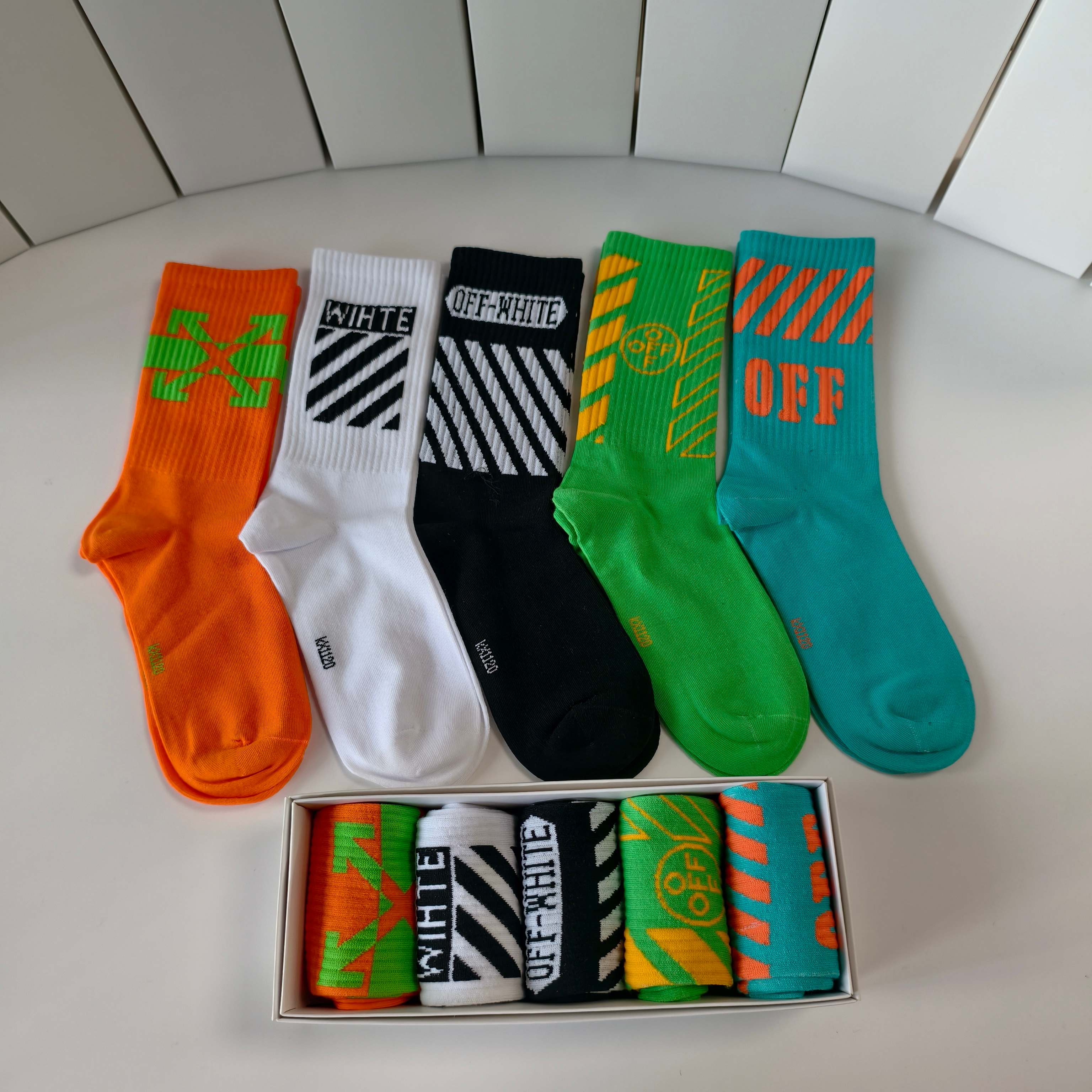 💛配专柜包装 OFF-White 新款中长款堆堆袜袜子！一盒五双，专柜同步筒袜袜子，大牌出街，潮人必备🔥超好搭