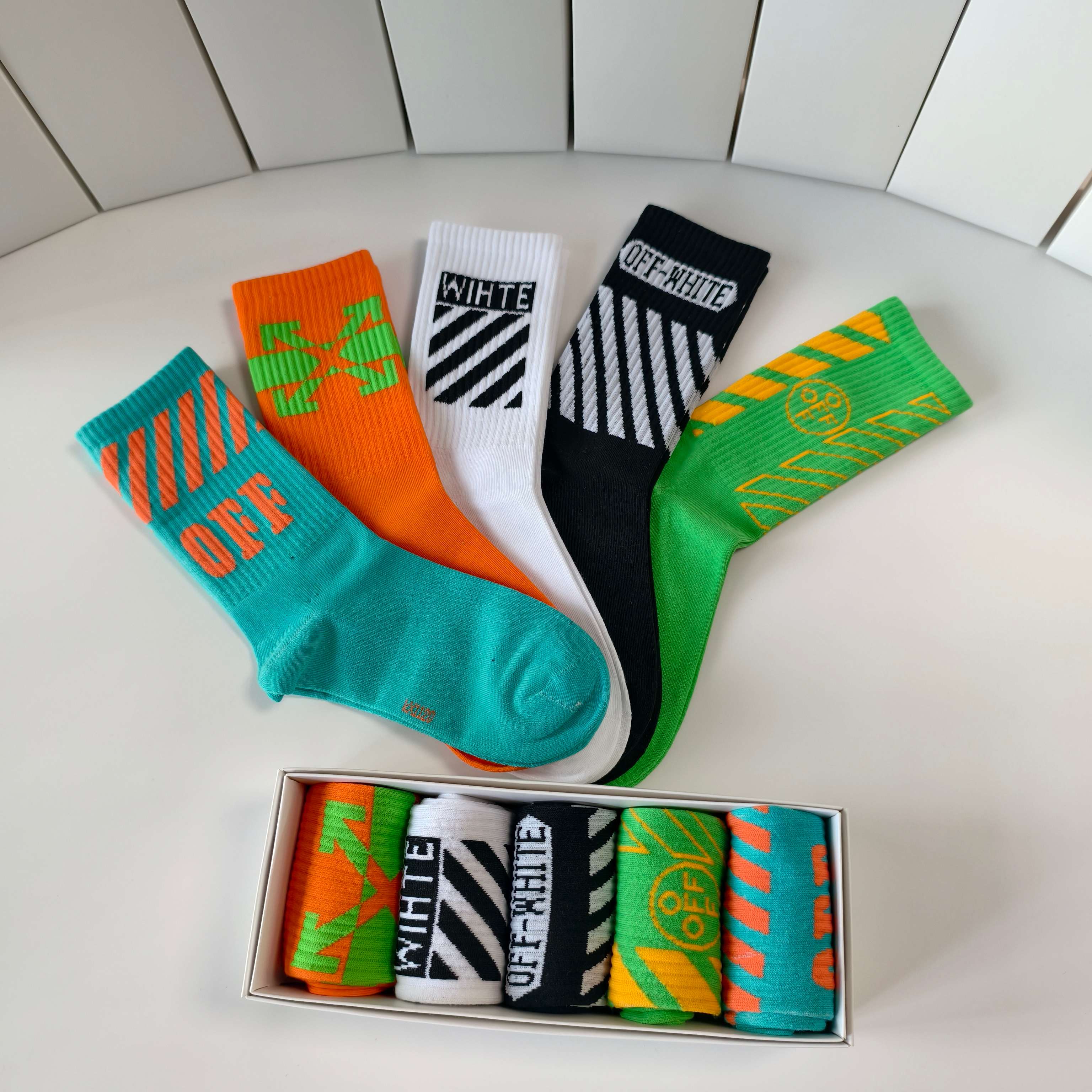 💛配专柜包装 OFF-White 新款中长款堆堆袜袜子！一盒五双，专柜同步筒袜袜子，大牌出街，潮人必备🔥超好搭