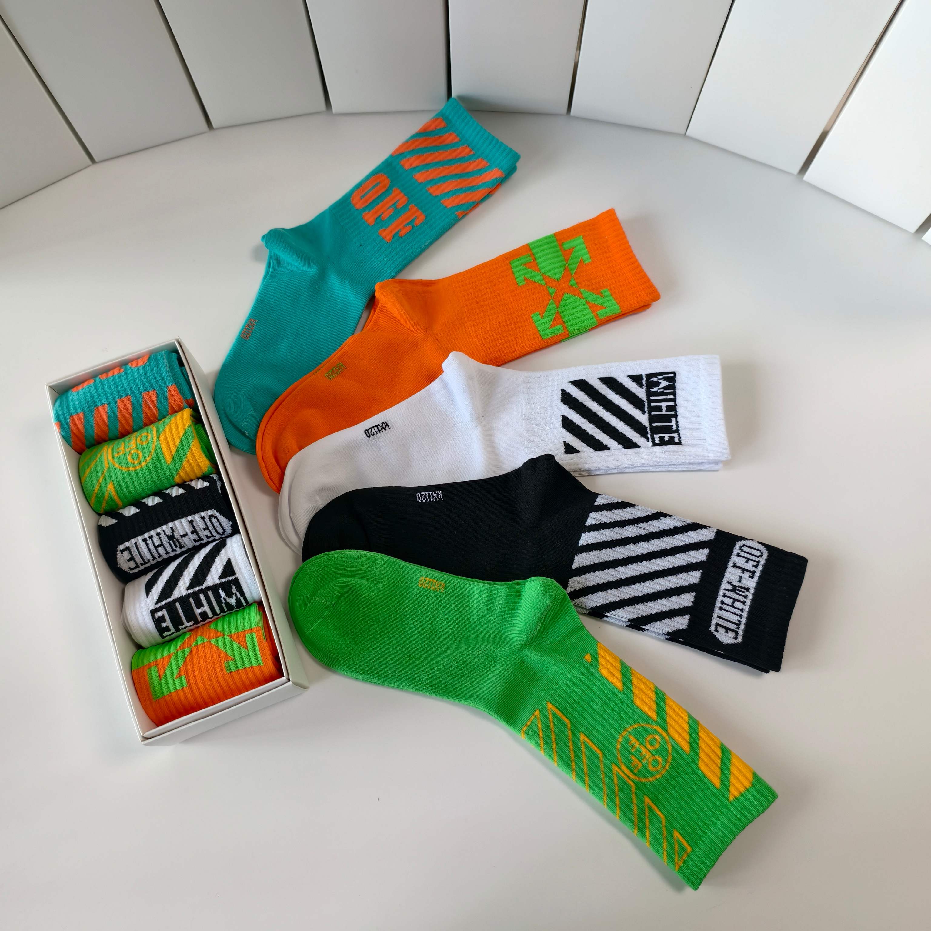 💛配专柜包装 OFF-White 新款中长款堆堆袜袜子！一盒五双，专柜同步筒袜袜子，大牌出街，潮人必备🔥超好搭