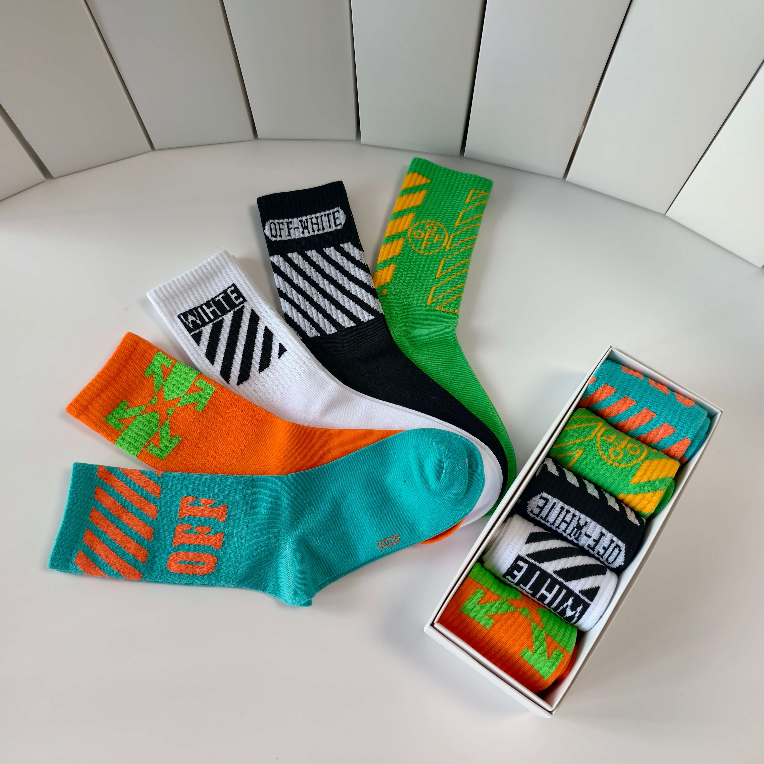 💛配专柜包装 OFF-White 新款中长款堆堆袜袜子！一盒五双，专柜同步筒袜袜子，大牌出街，潮人必备🔥超好搭
