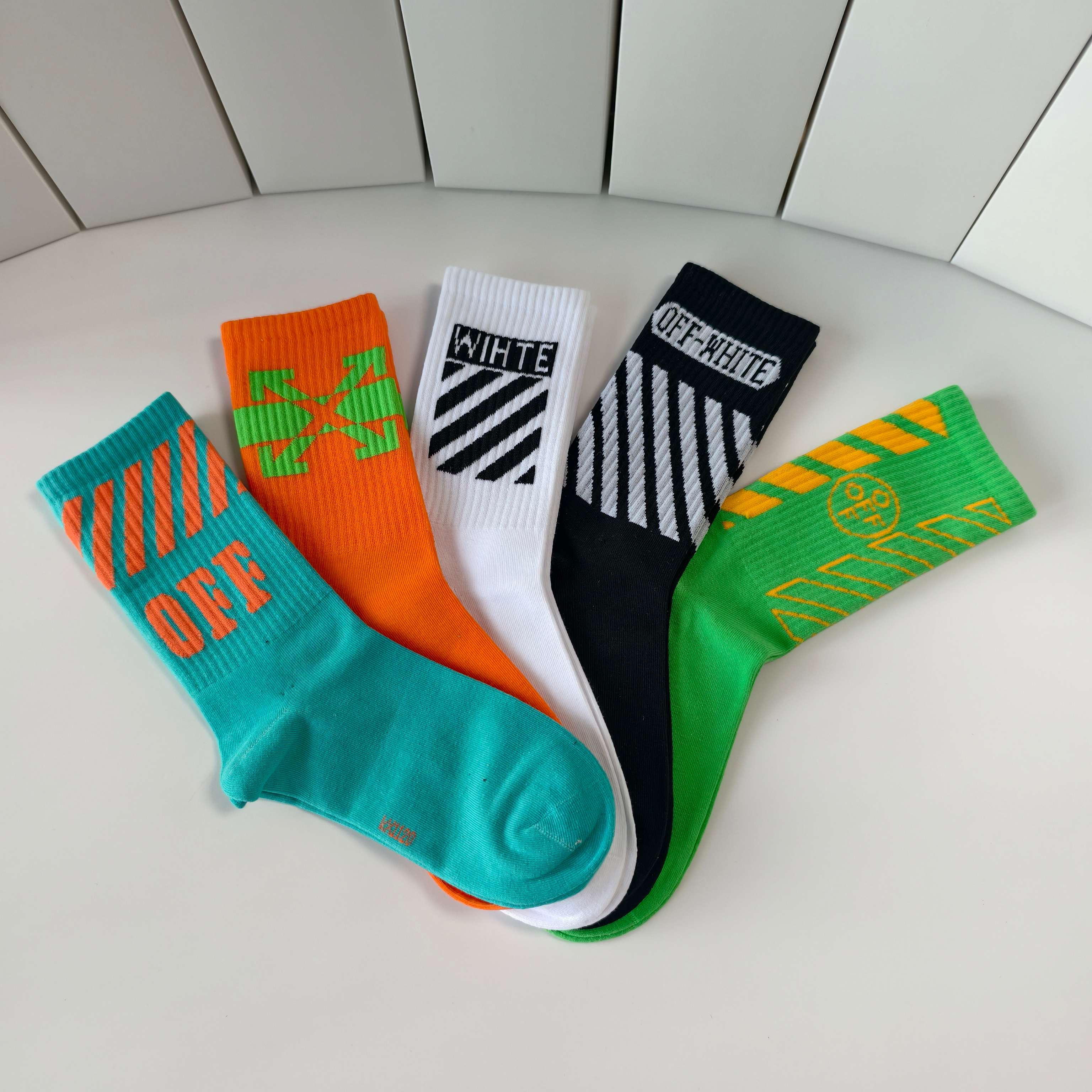 💛配专柜包装 OFF-White 新款中长款堆堆袜袜子！一盒五双，专柜同步筒袜袜子，大牌出街，潮人必备🔥超好搭