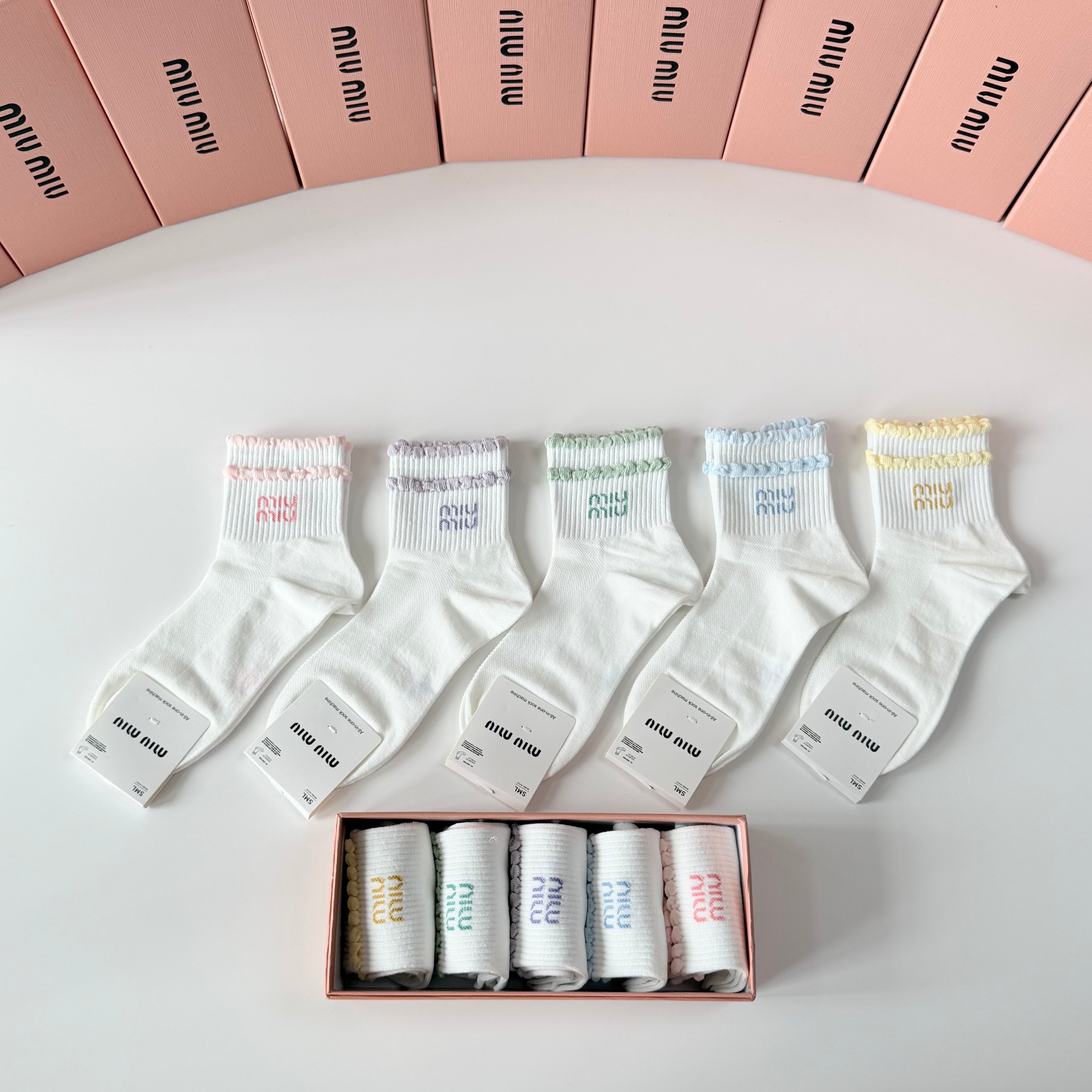 💛配包装 MiuMiu（缪缪）新款中长款堆堆袜袜子！一盒五双， 专柜同步筒款袜子，💛大牌出街，潮人必备🔥超好搭