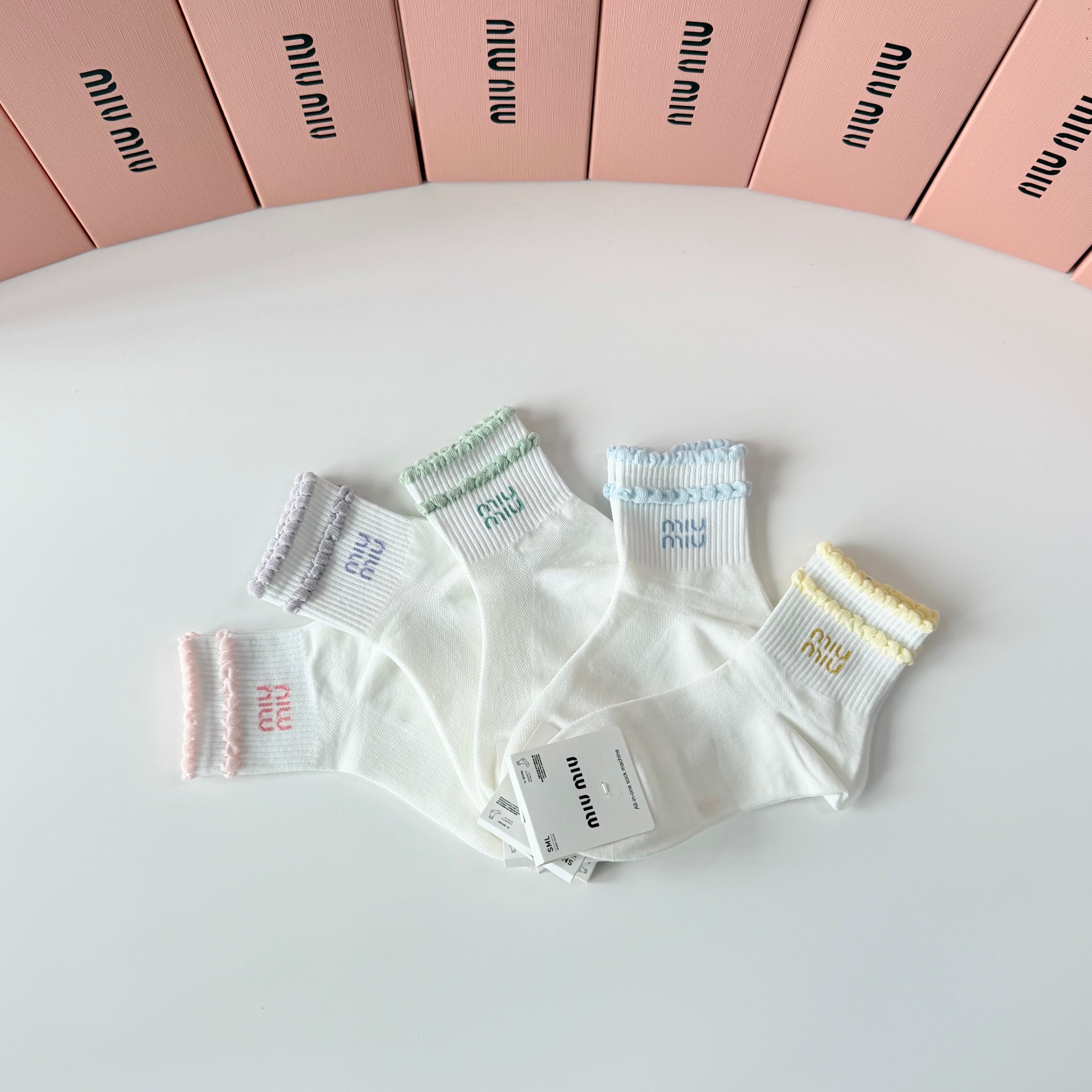 💛配包装 MiuMiu（缪缪）新款中长款堆堆袜袜子！一盒五双， 专柜同步筒款袜子，💛大牌出街，潮人必备🔥超好搭