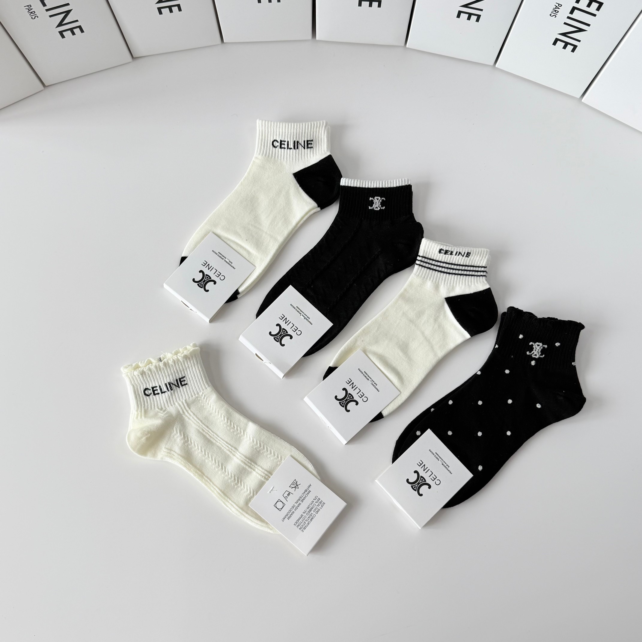 💛配包装 Celine（赛琳）新款中短款堆堆袜袜子！一盒五双， 专柜同步筒款袜子，💛大牌出街，潮人必备🔥超好搭