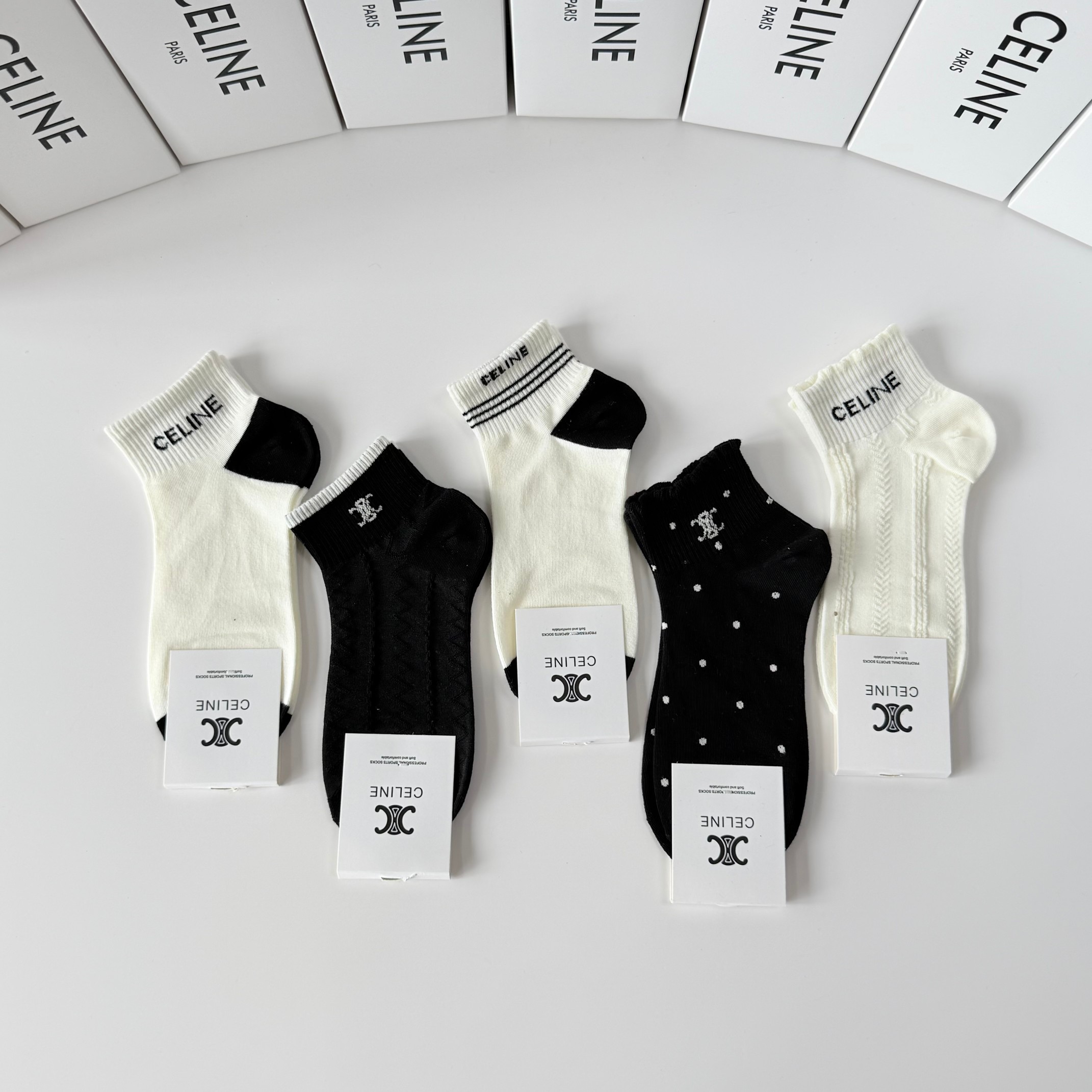 💛配包装 Celine（赛琳）新款中短款堆堆袜袜子！一盒五双， 专柜同步筒款袜子，💛大牌出街，潮人必备🔥超好搭