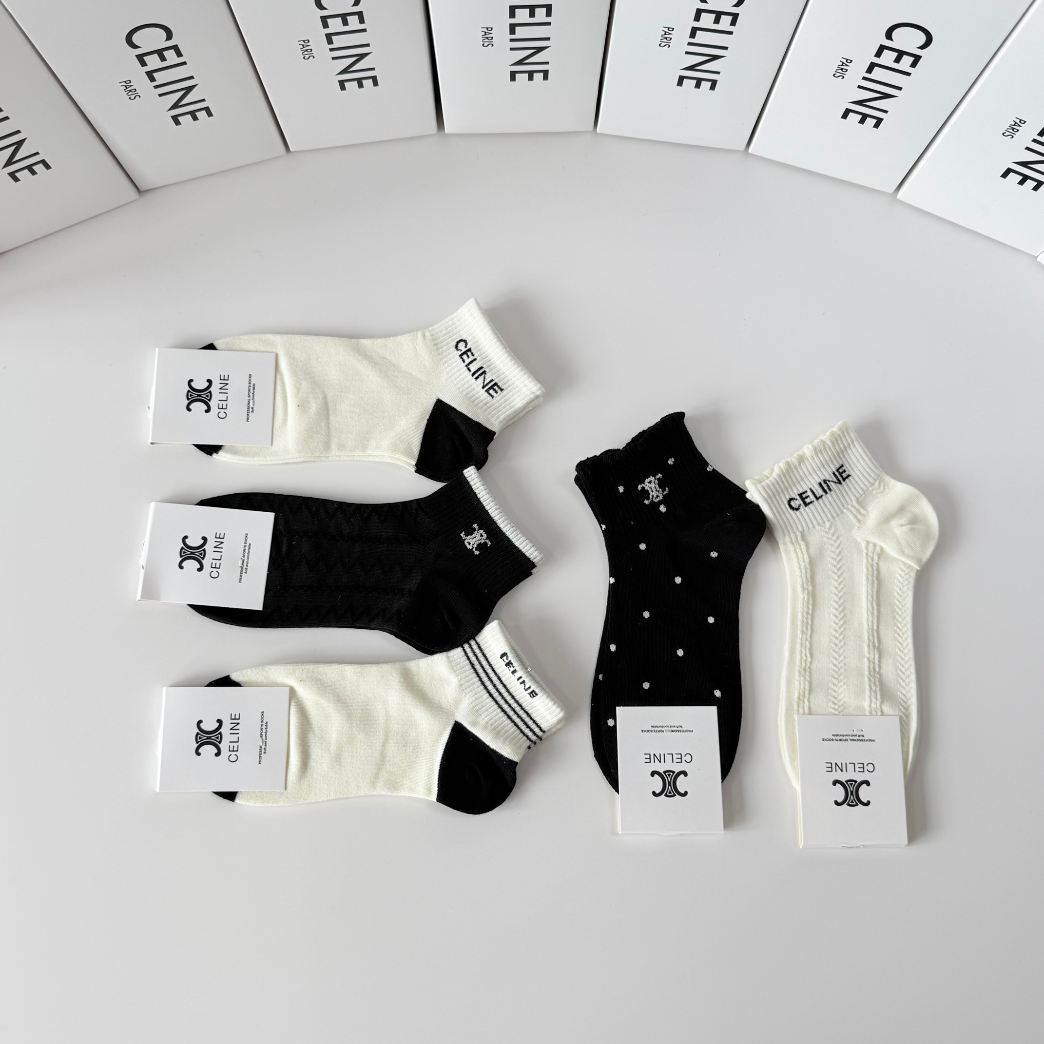 💛配包装 Celine（赛琳）新款中短款堆堆袜袜子！一盒五双， 专柜同步筒款袜子，💛大牌出街，潮人必备🔥超好搭