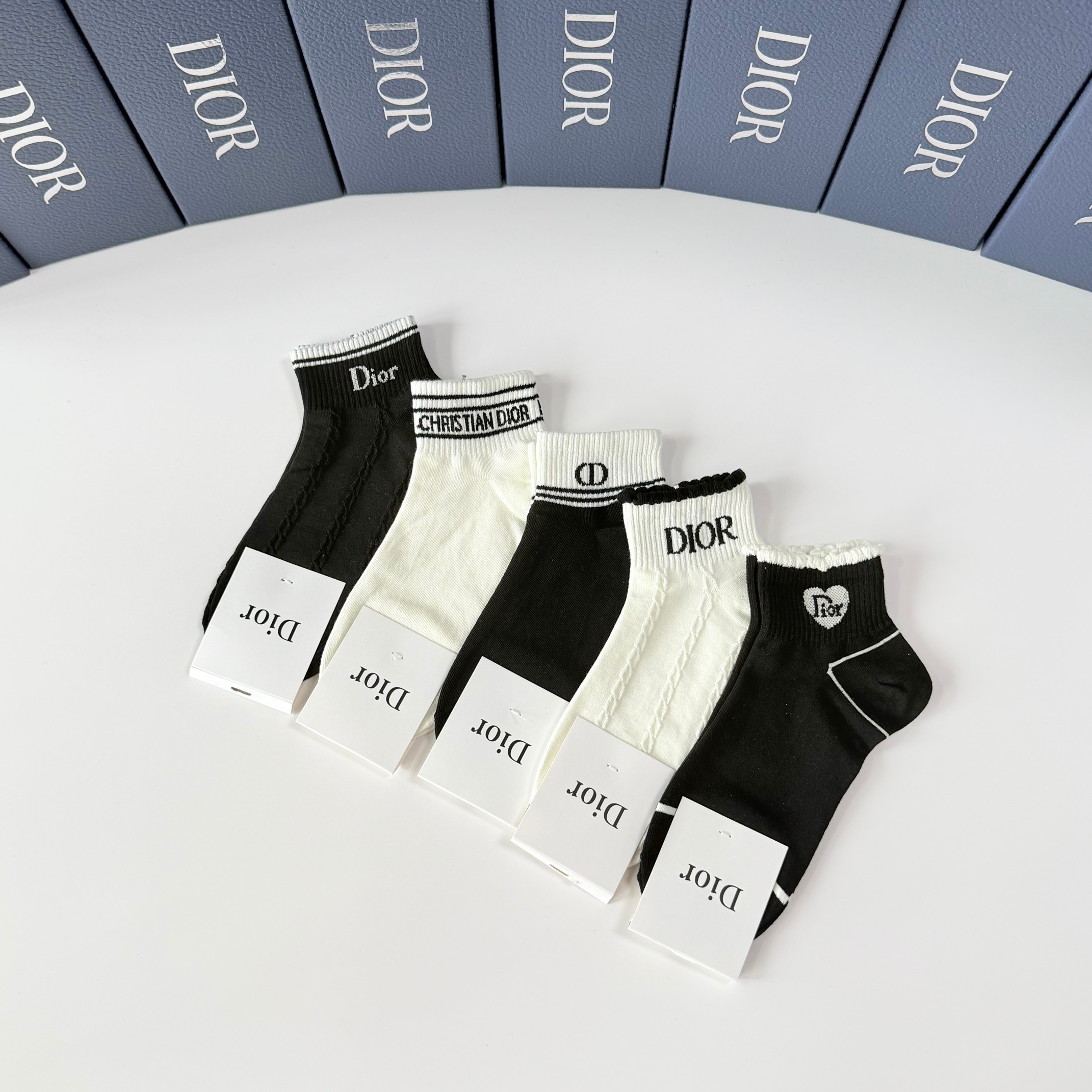 💛配专柜包装 DIOR（迪奥）新款中短款堆堆袜袜子！一盒五双，专柜同步筒袜袜子，💛大牌出街，潮人必备🔥超好搭。