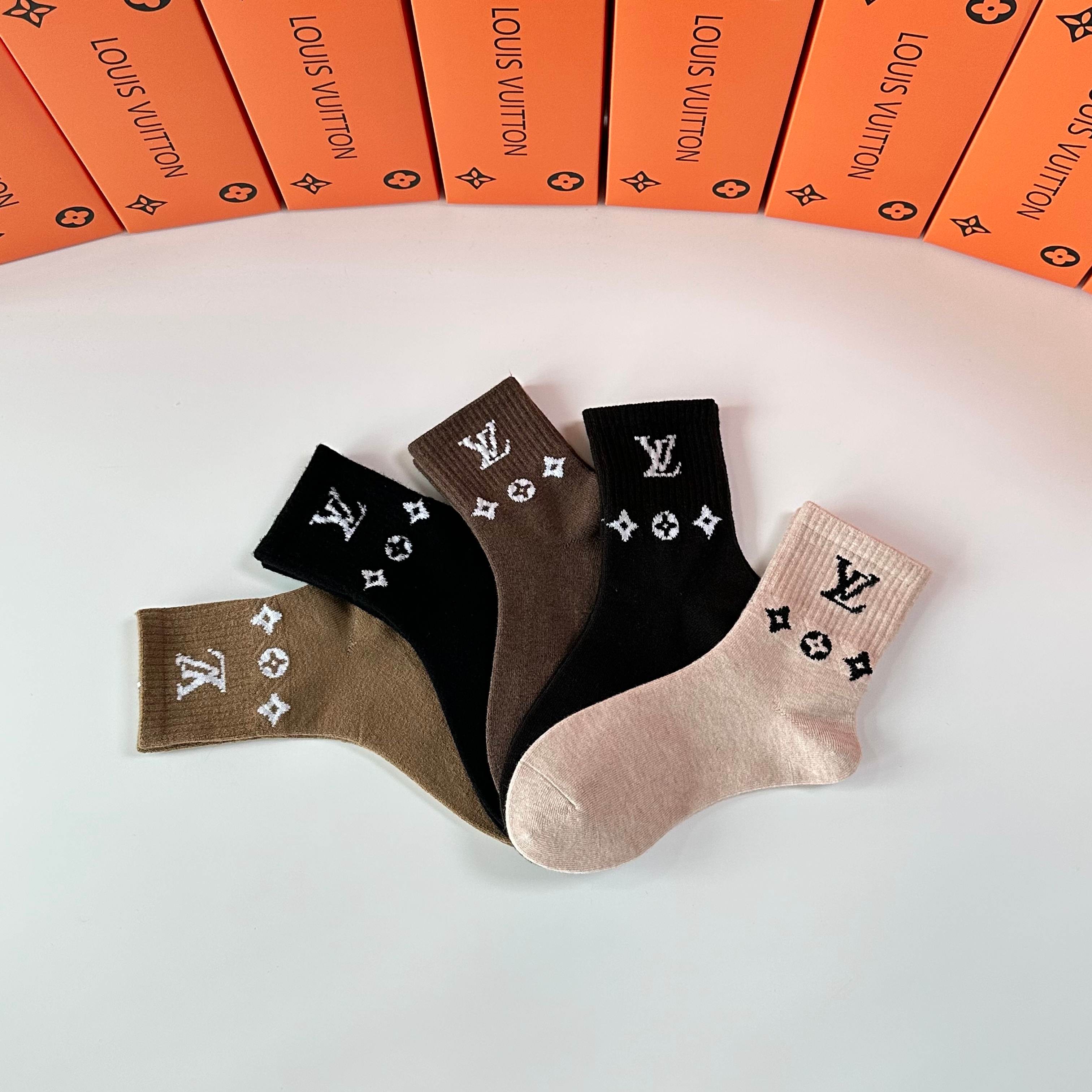💛配专柜包装 LV（路易威登）新款羊毛中长款堆堆袜袜子！一盒五双，专柜同步筒袜袜子，💛大牌出街，潮人必备🔥超好搭