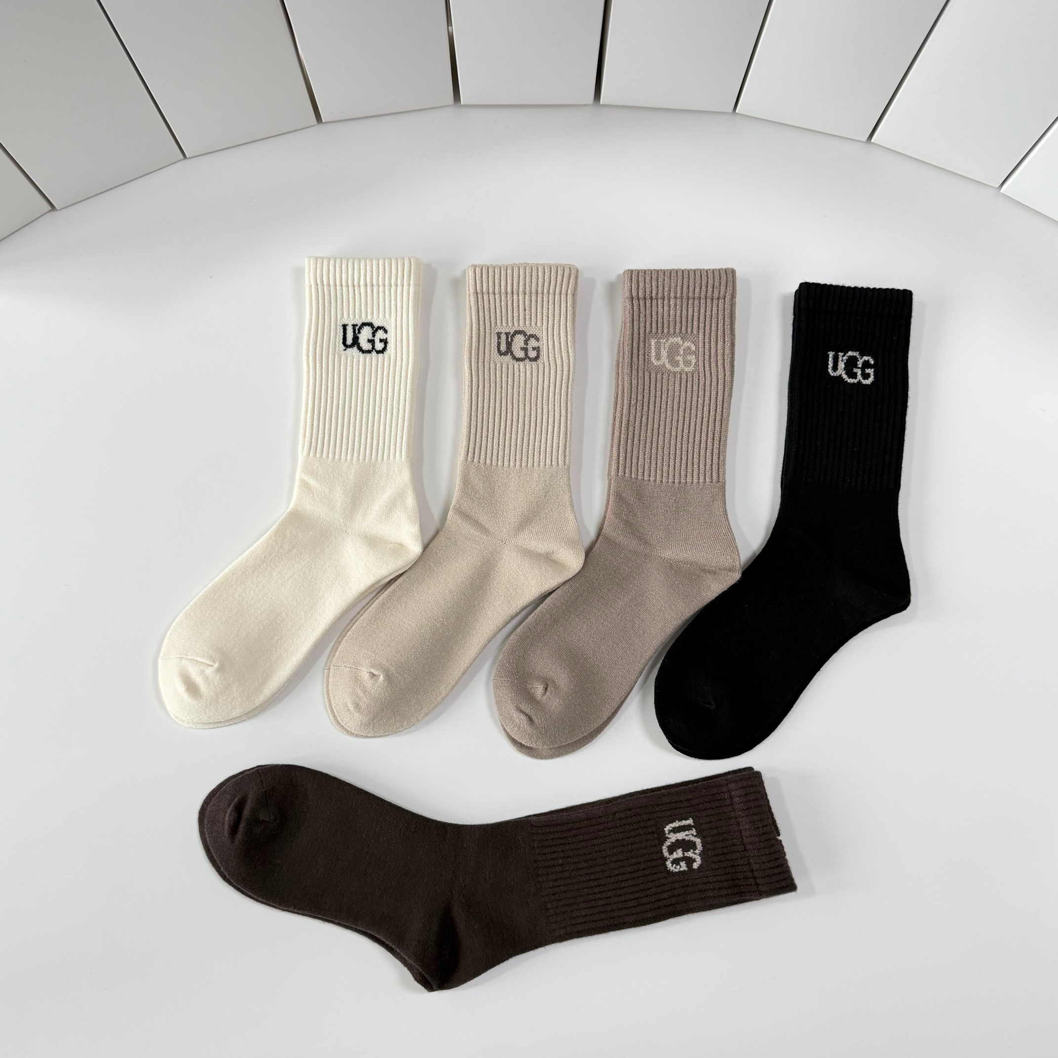 💛配专柜包装 UGG 新款羊绒中长款堆堆袜袜子！一盒五双，专柜同步筒袜袜子，💛大牌出街，潮人必备🔥超好搭
