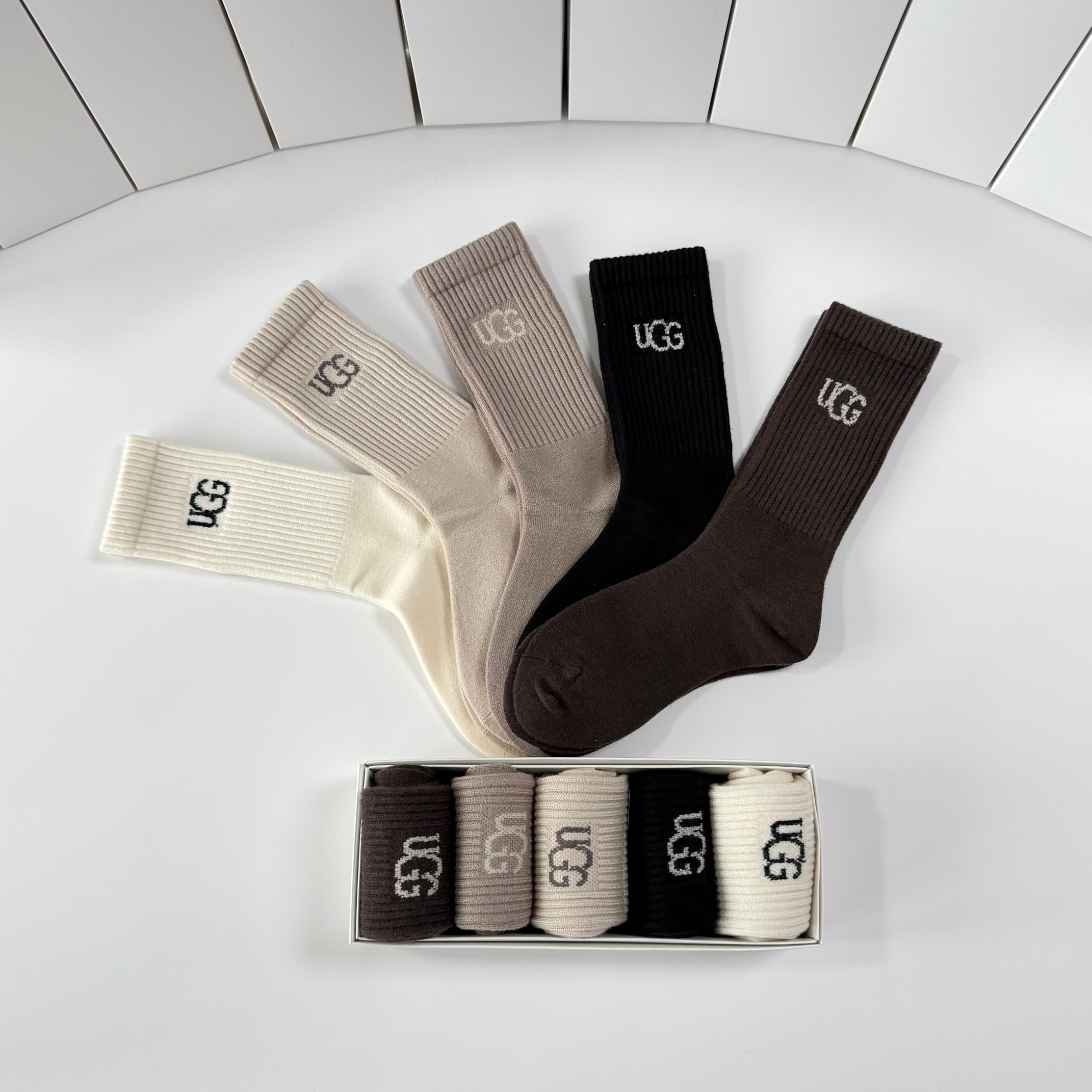 💛配专柜包装 UGG 新款羊绒中长款堆堆袜袜子！一盒五双，专柜同步筒袜袜子，💛大牌出街，潮人必备🔥超好搭