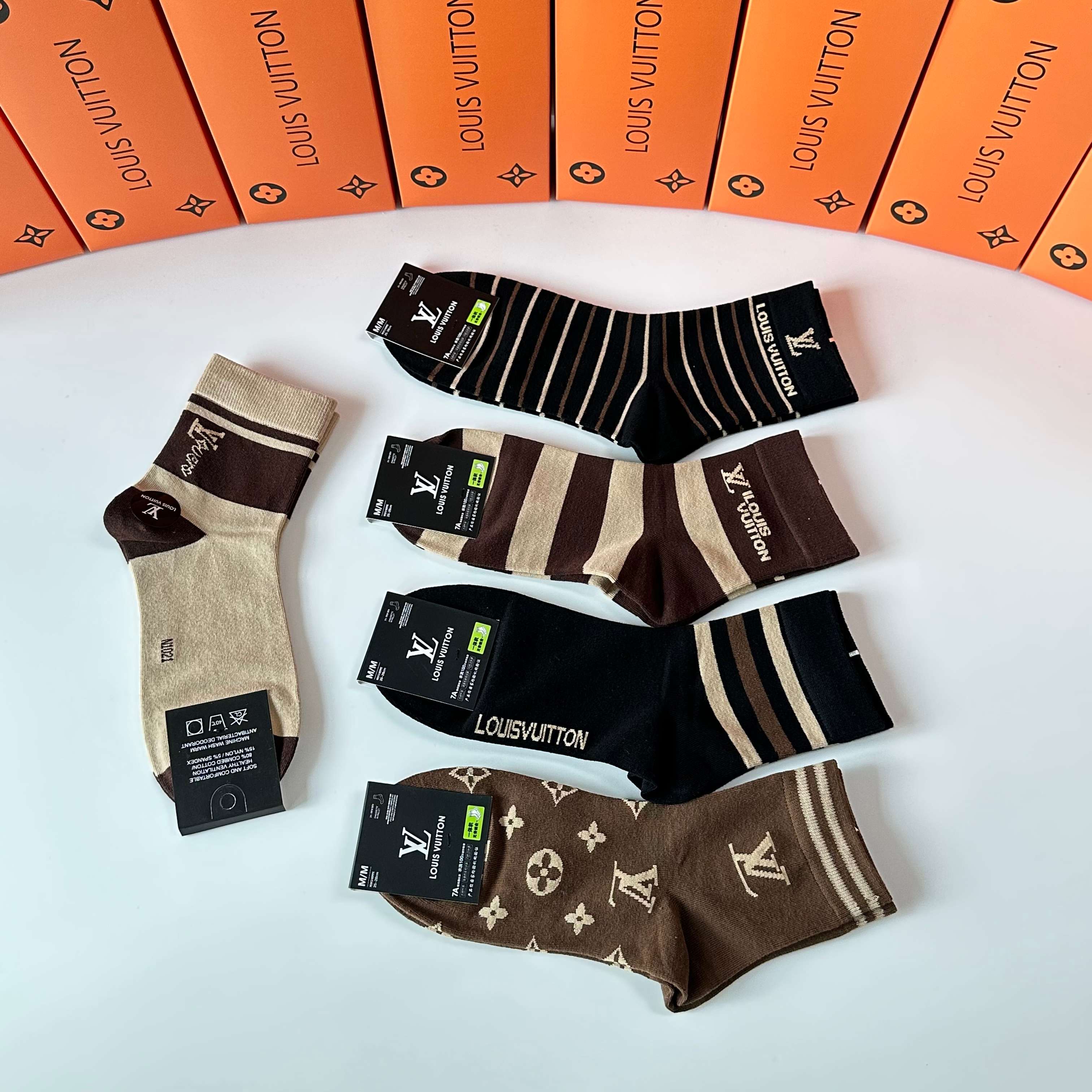 💛配专柜包装 LV（路易威登）新款中长筒袜堆堆袜袜子！一盒五双，专柜同步筒袜袜子，💛大牌出街，潮人必备🔥超好搭