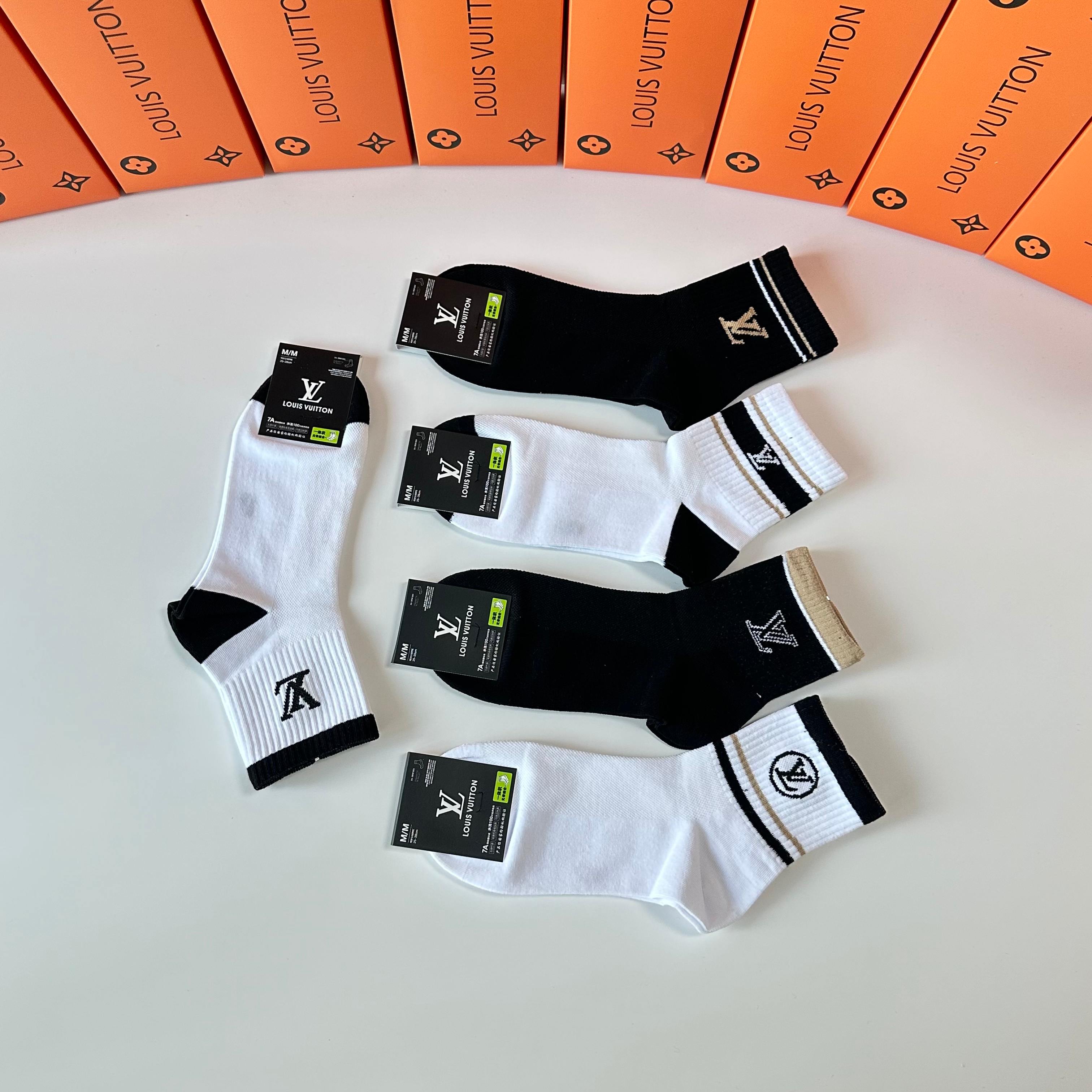 💛配专柜包装 Lv（路易威登）新款中长款堆堆袜袜子！一盒五双，专柜同步筒袜袜子，💛大牌出街，潮人必备🔥超好搭