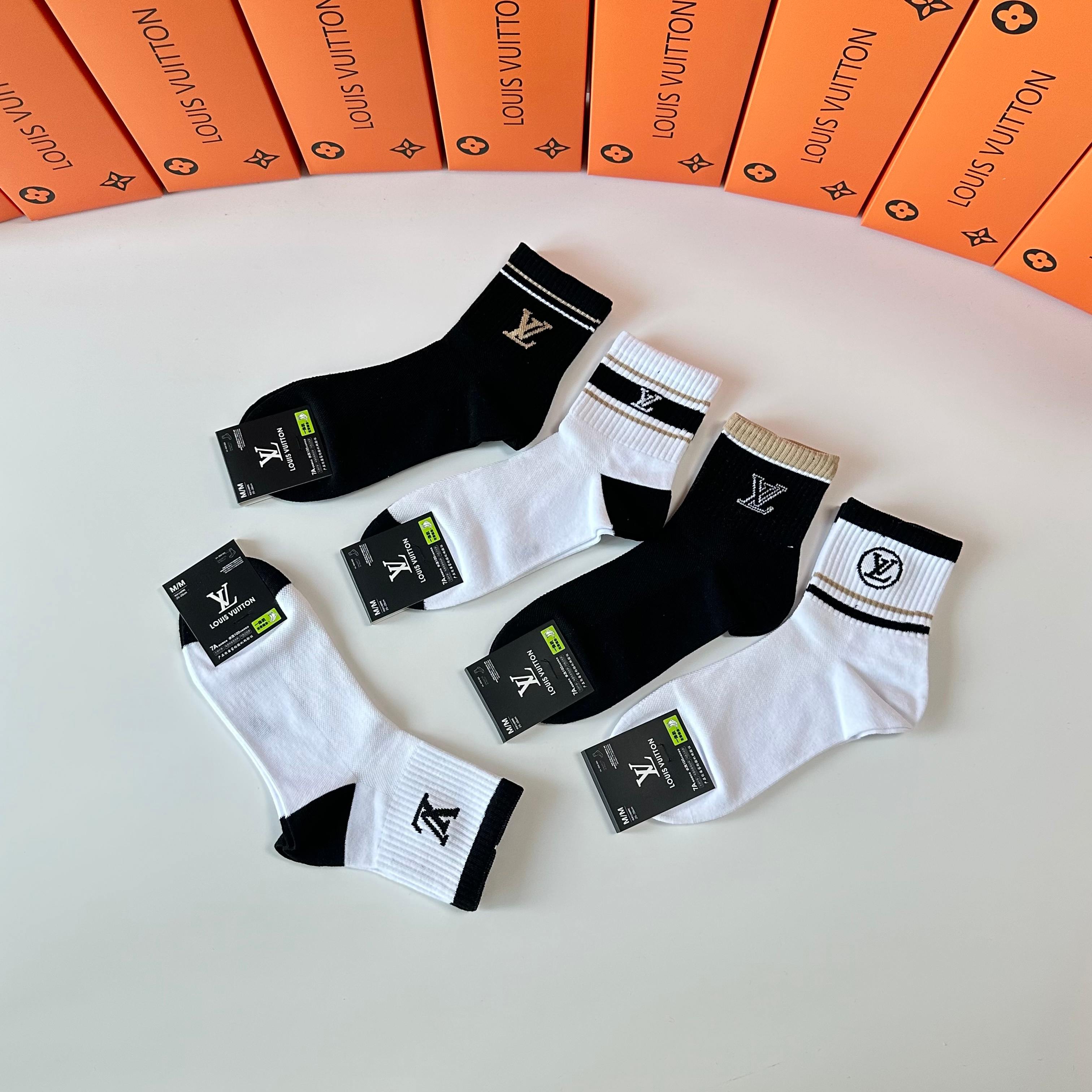 💛配专柜包装 Lv（路易威登）新款中长款堆堆袜袜子！一盒五双，专柜同步筒袜袜子，💛大牌出街，潮人必备🔥超好搭