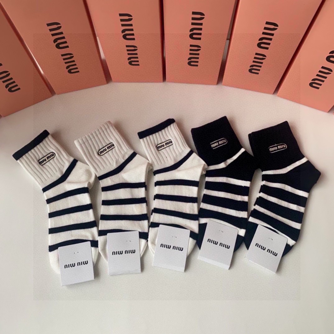 💛配专柜包装 MiuMiu（缪缪）新款中长款堆堆袜袜子！一盒五双，专柜同步筒袜袜子，💛大牌出街，潮人必备🔥超好搭