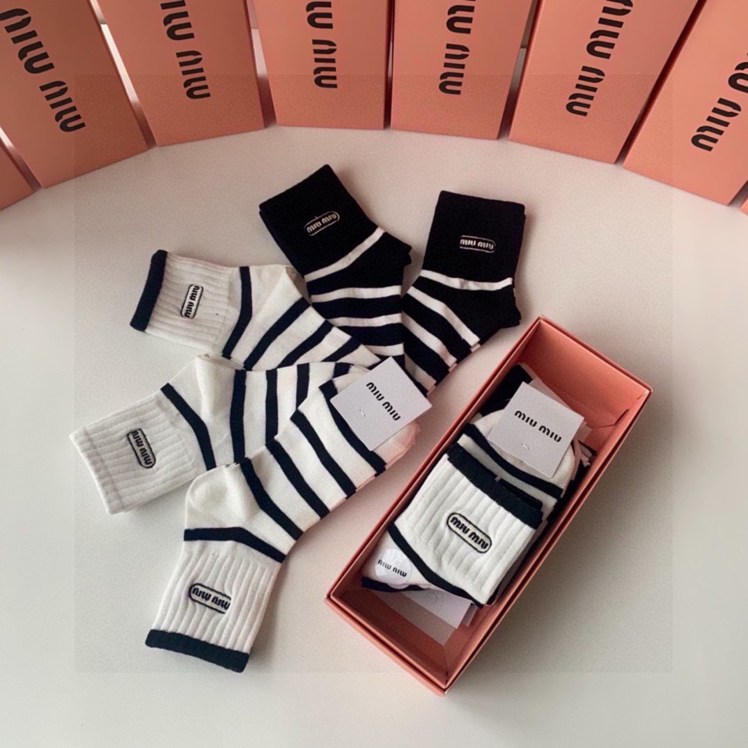 💛配专柜包装 MiuMiu（缪缪）新款中长款堆堆袜袜子！一盒五双，专柜同步筒袜袜子，💛大牌出街，潮人必备🔥超好搭