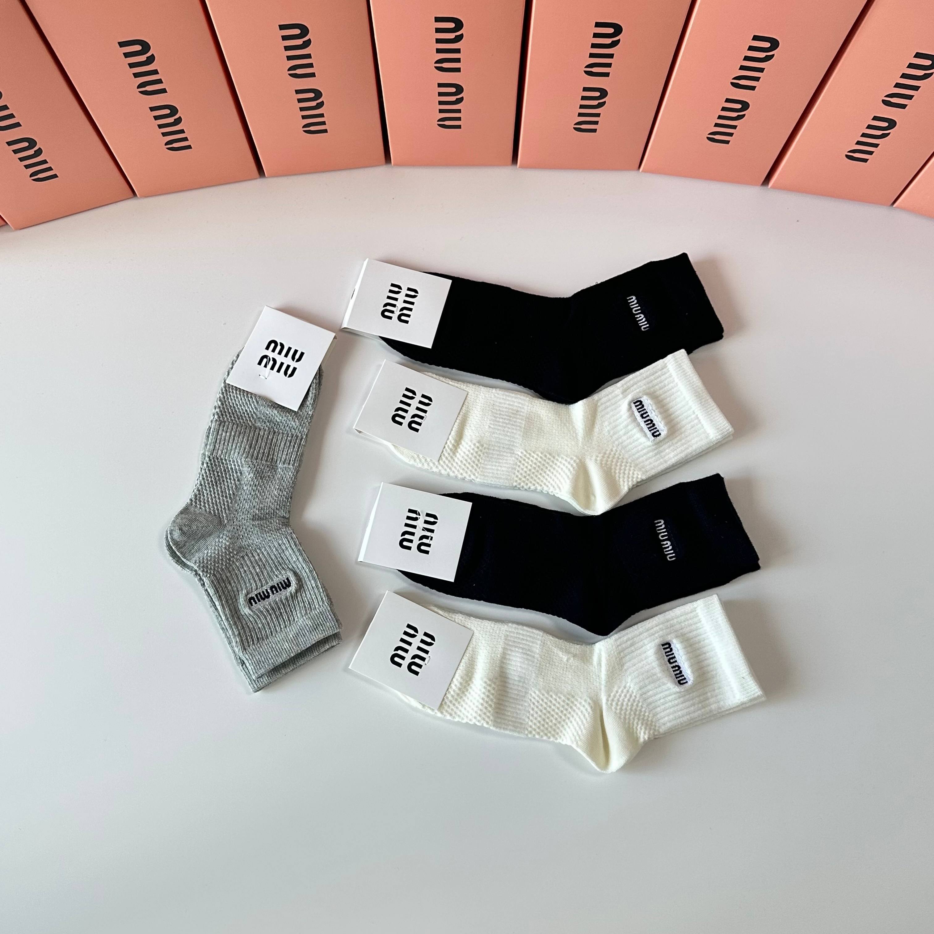 💛配专柜包装 MiuMiu（缪缪）新款刺绣中长款堆堆袜袜子！一盒五双，专柜同步筒袜袜子，💛大牌出街，潮人必备🔥超好搭