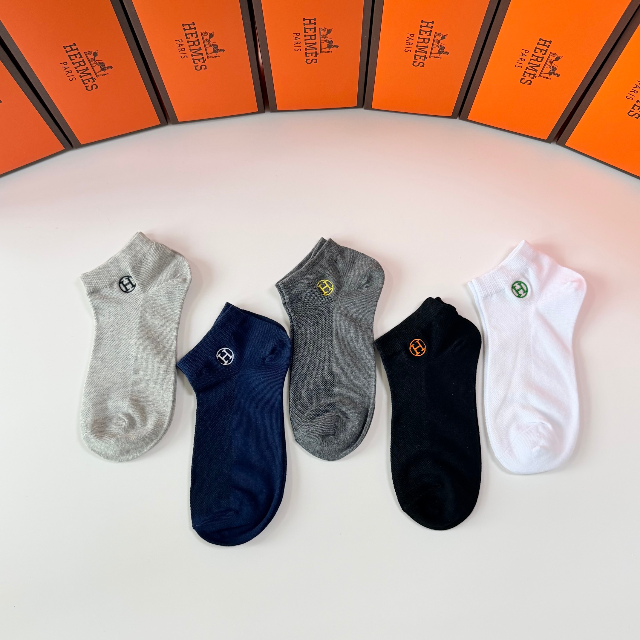 💛配包装 Hermes （爱马仕）新款刺绣中短款堆堆袜袜子！一盒五双， 专柜同步筒款袜子，💛大牌出街，潮人必备🔥超好搭