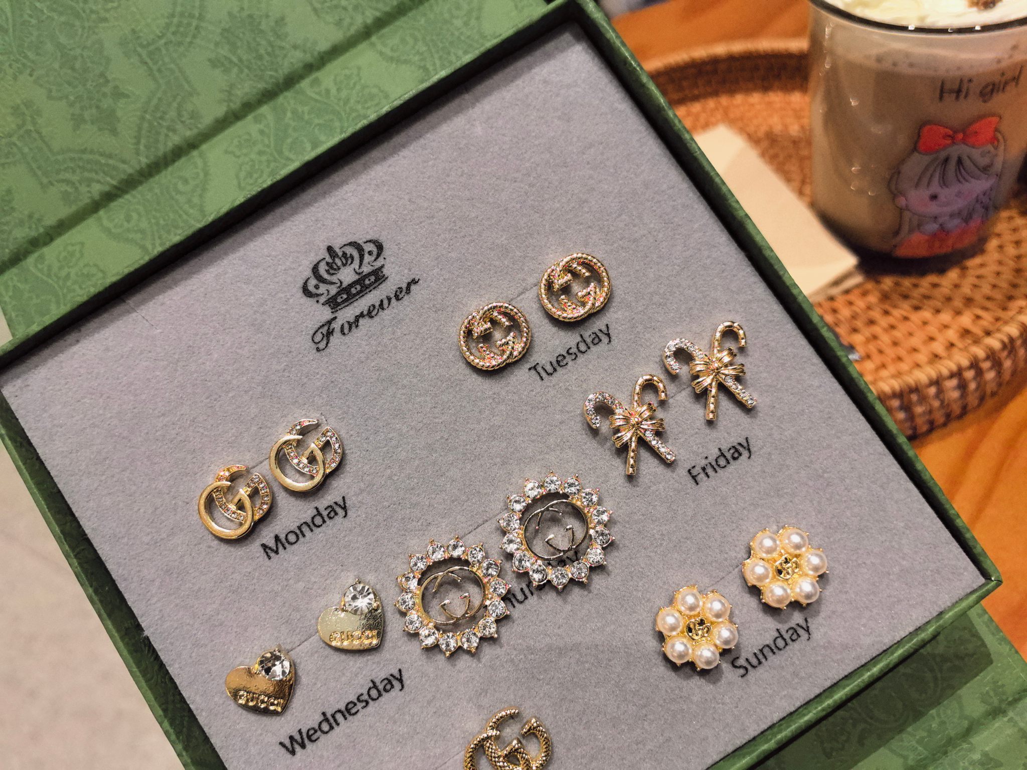 送闺蜜女友女生一周星期耳钉 一天带一对,每天想起你! 小价位,大满足 一周不重样耳钉搭配💗 姐妹们可以闭眼冲🐛 share🥂夏天适合的金色系已上线✨ 搭配金色耳饰增添穿搭的精致度✨ 有气质通勤甜美可爱 全部简约设计有质感 大小也设计的刚好不挑人戴 各种场合都能搭配