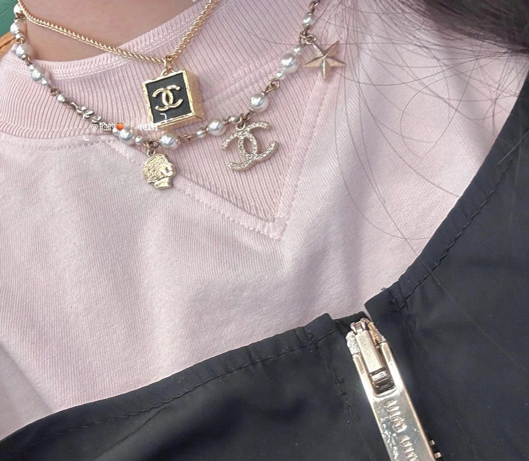 Classic Chanel necklace in a black and gold-tone colorway - Comprehensive 2