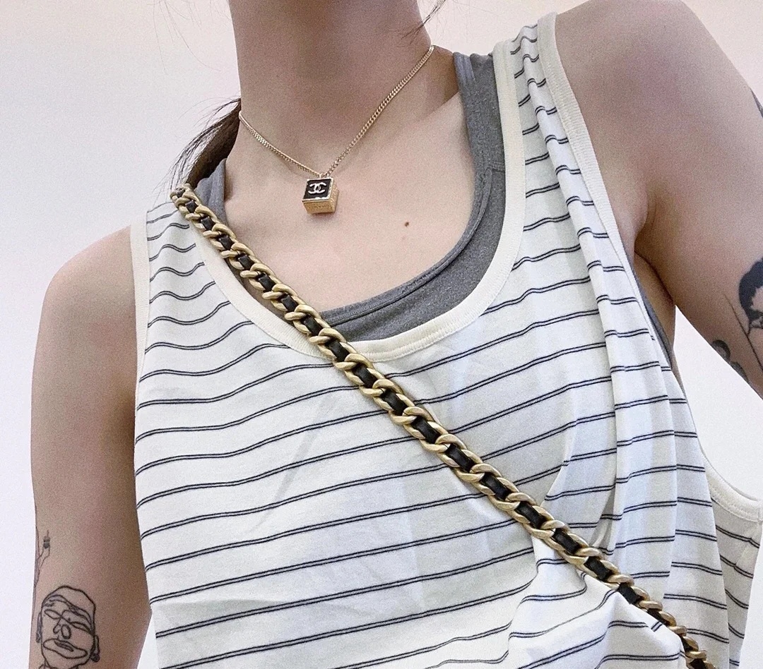 Classic Chanel necklace in a black and gold-tone colorway - Comprehensive