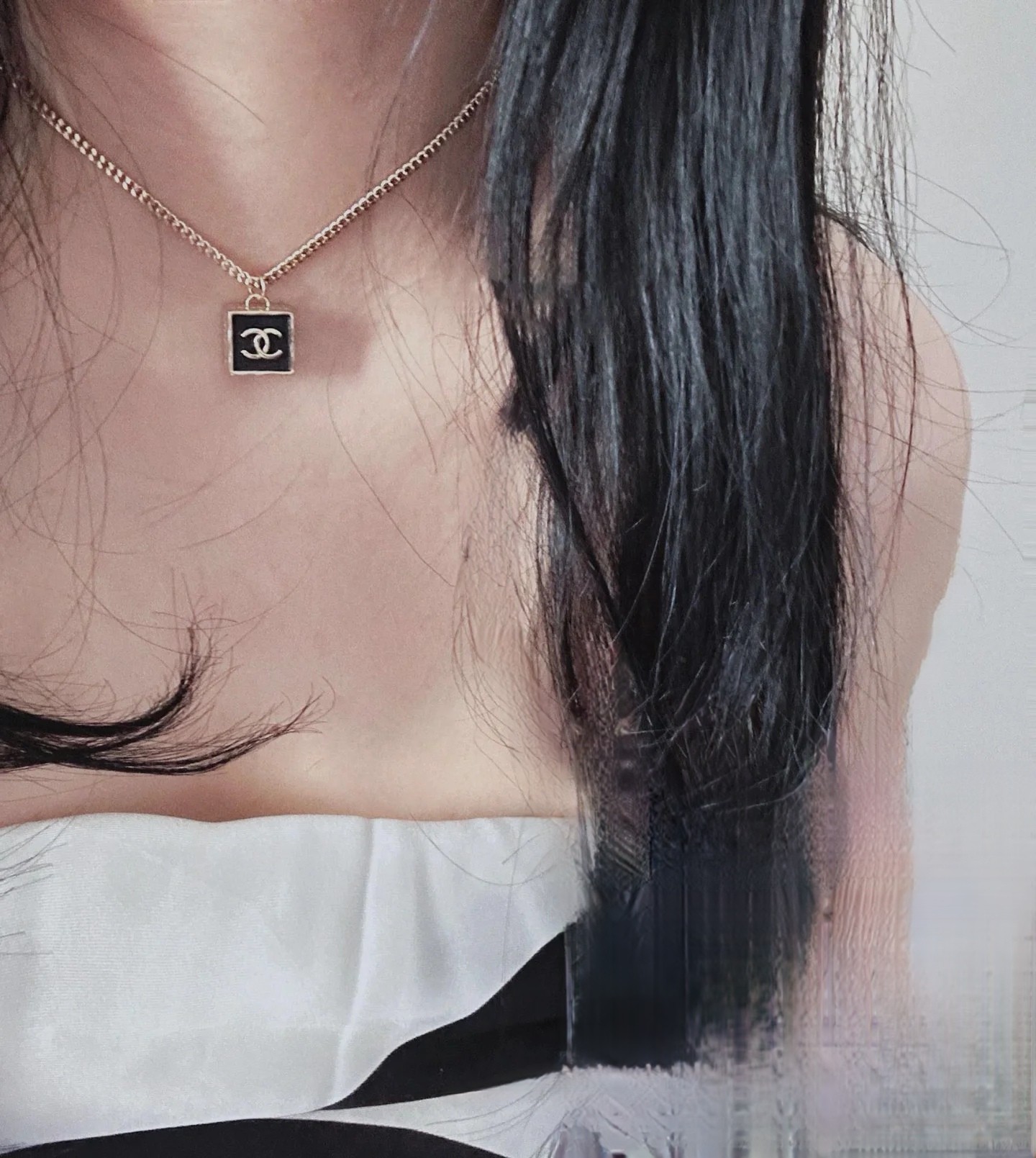 Classic Chanel necklace in a black and gold-tone colorway - Comprehensive 3