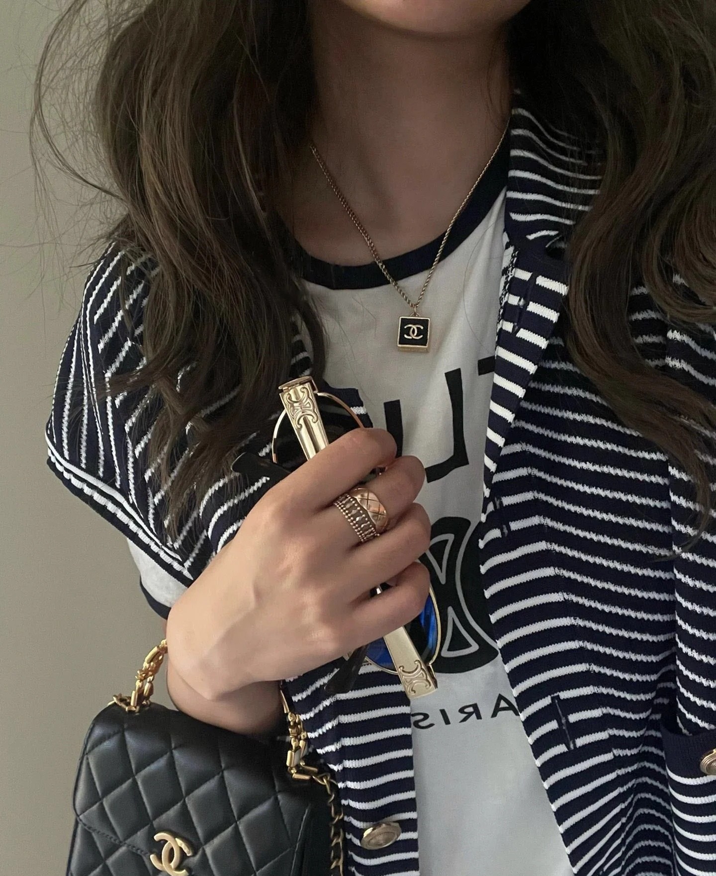 Classic Chanel necklace in a black and gold-tone colorway - Comprehensive 4
