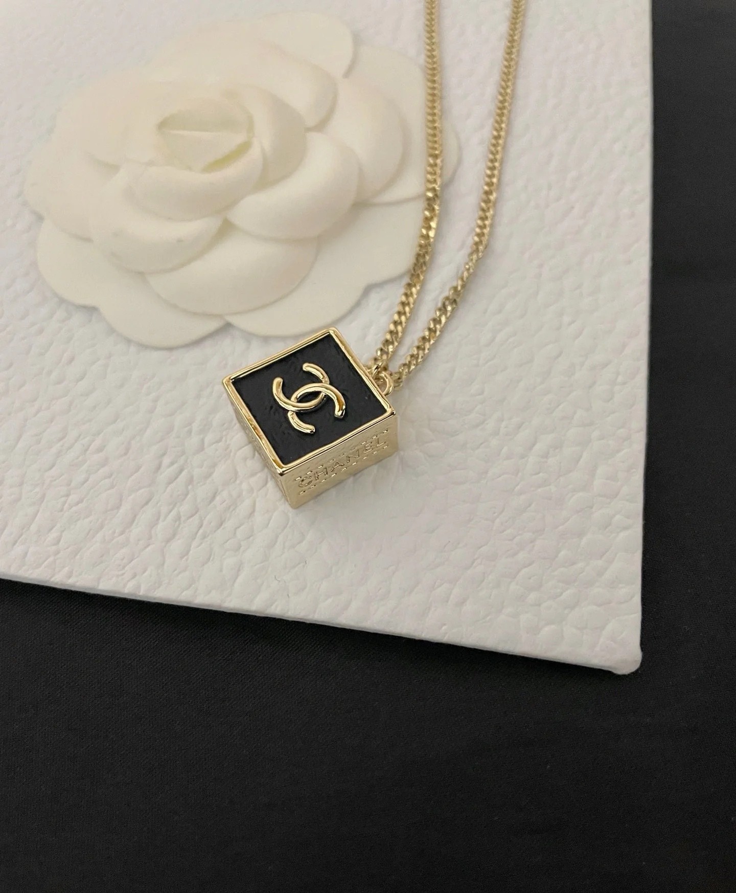 Chanel黑金方块项链 2