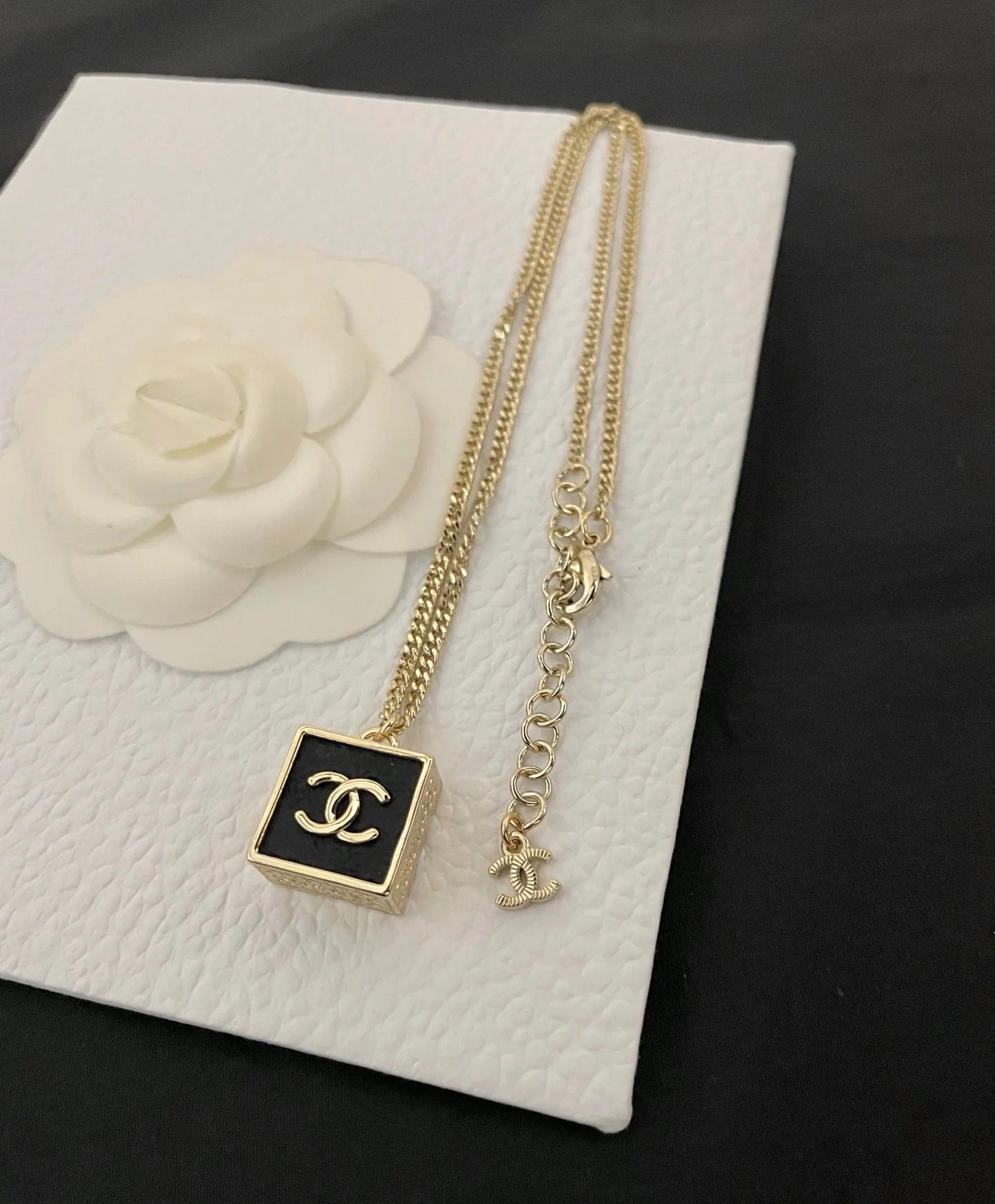 Chanel黑金方块项链 3