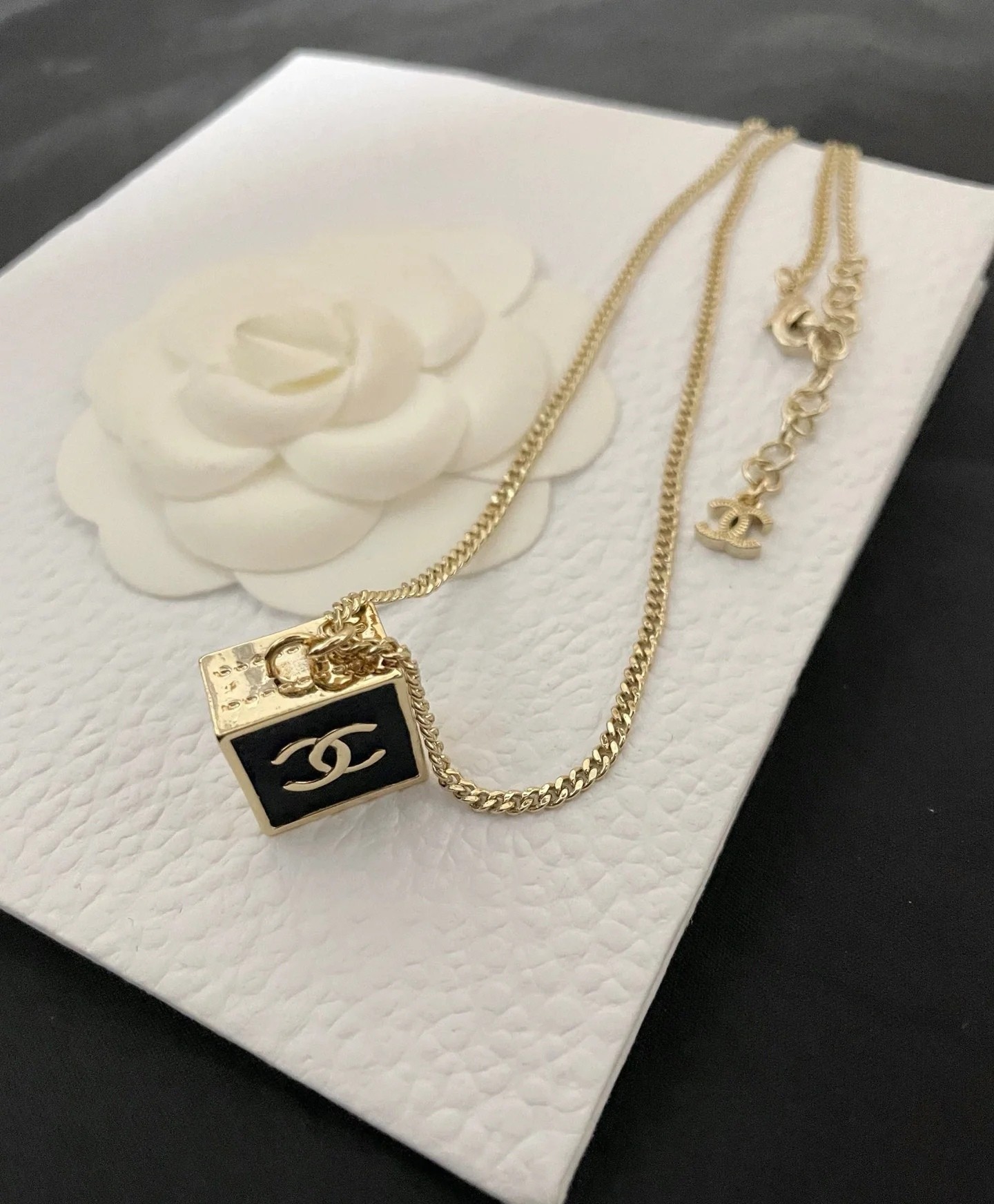 Chanel黑金方块项链 4