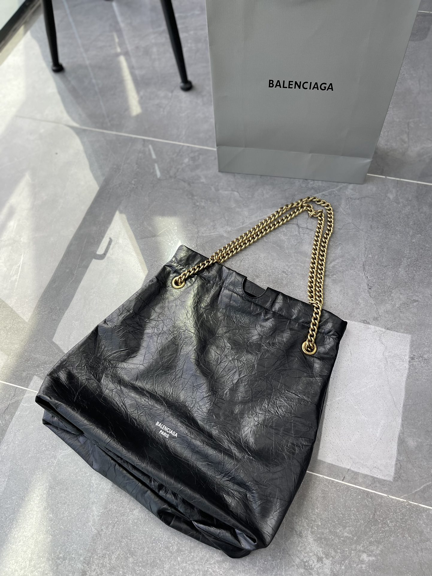 Чёрная сумка Balenciaga с цепочкой
