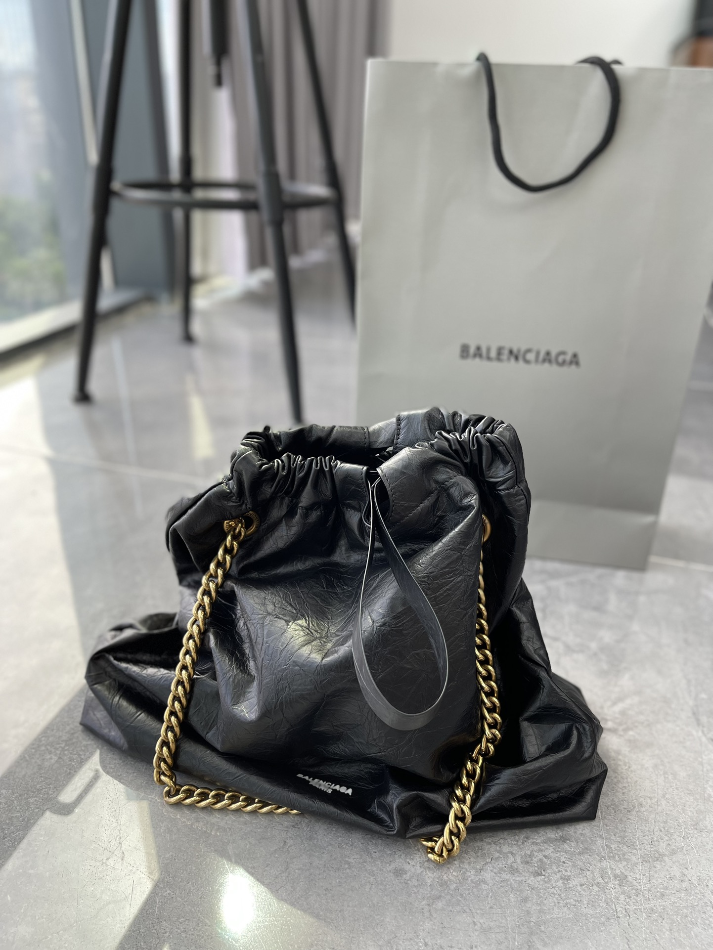Чёрная сумка Balenciaga с цепочкой