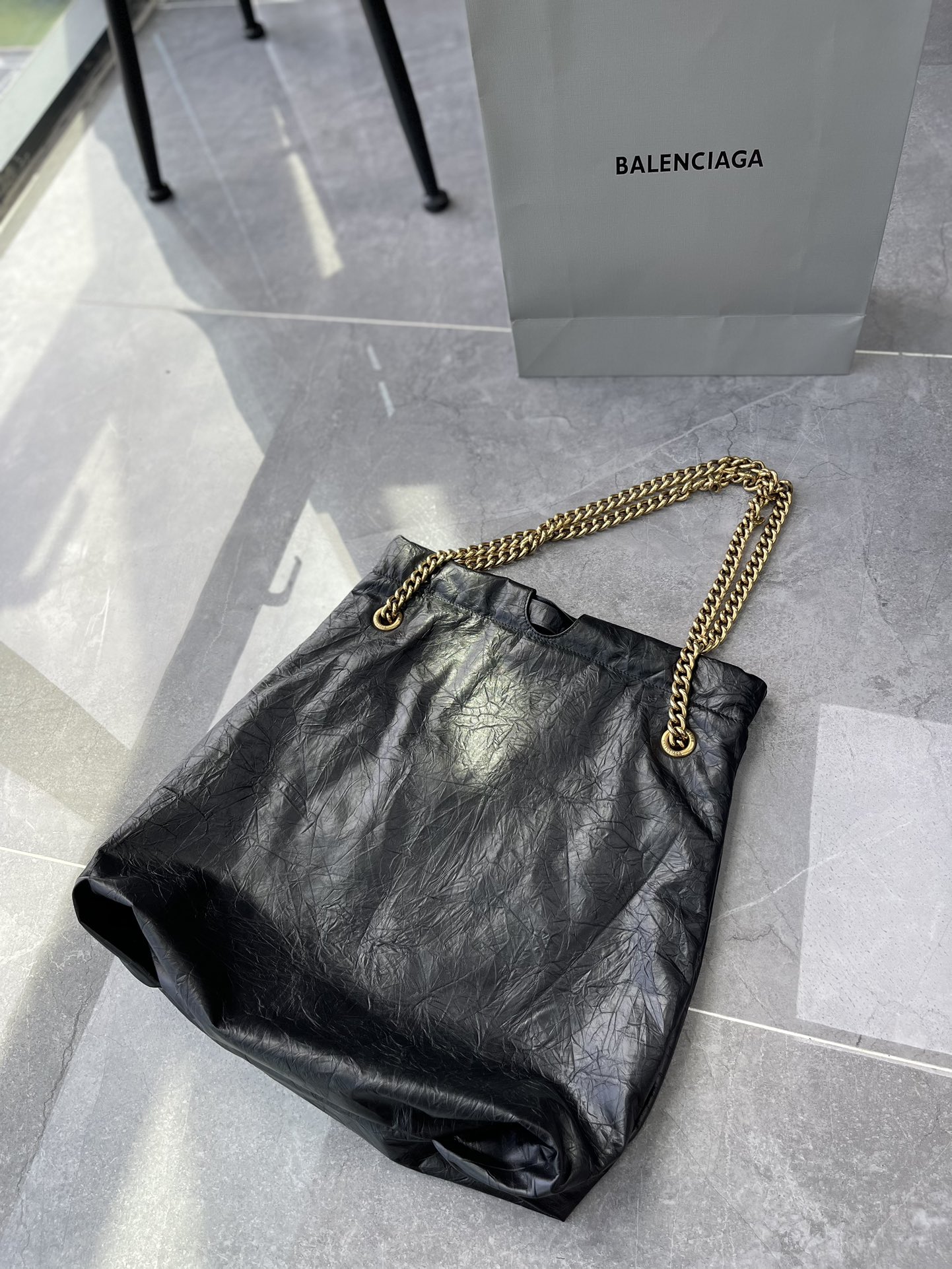 Чёрная сумка Balenciaga с цепочкой
