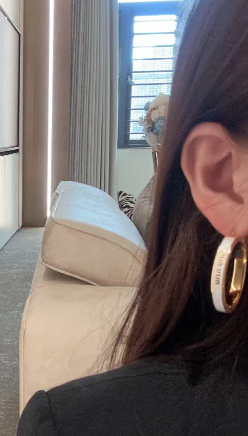  🛍miumiu  珐琅字母耳圈
miumiu的logo设计元素，极简主义，
不只是简单，每个细节都透露