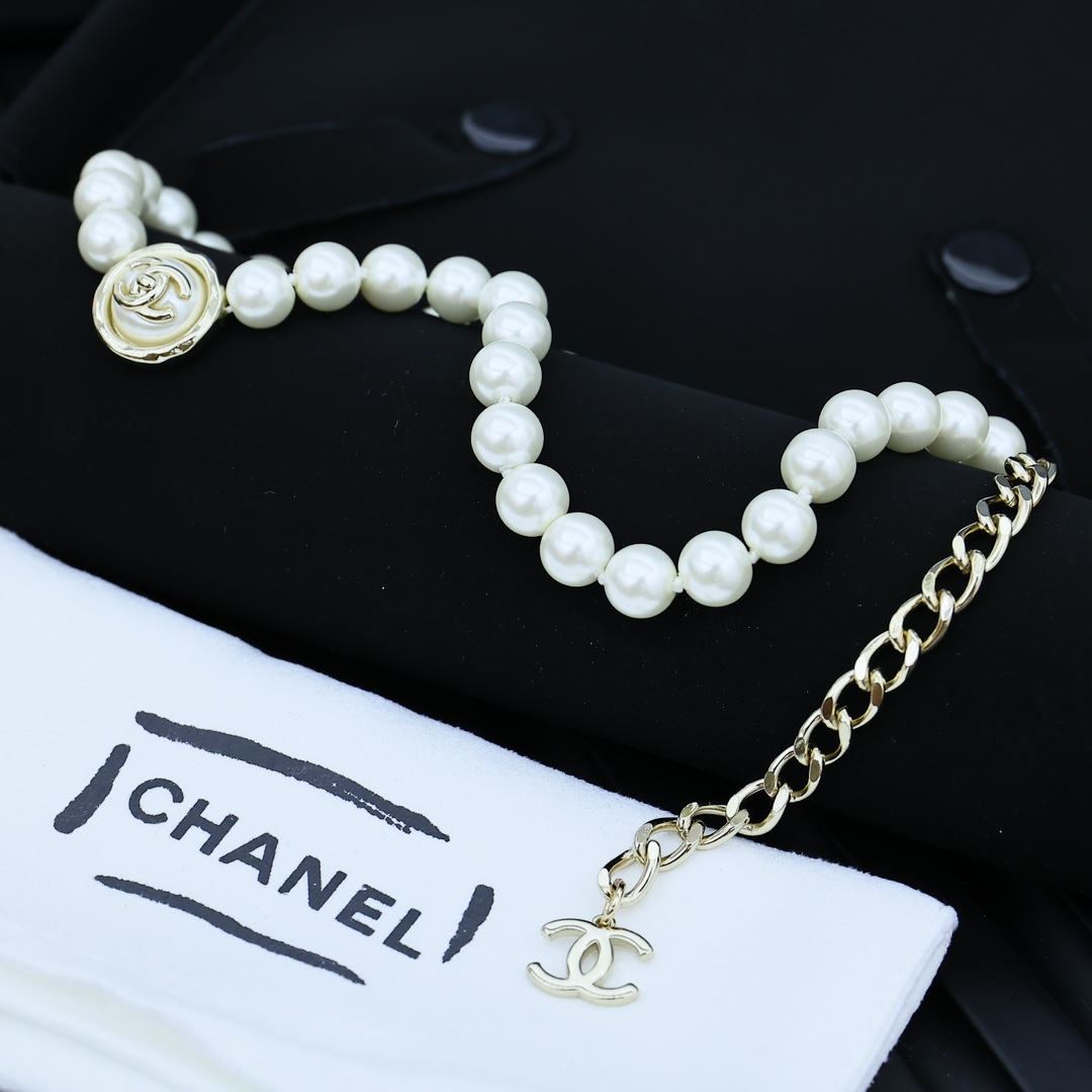 Chanel24春夏必不可少的一款纽扣珍珠项链独家高端品质实拍图️做工精致细腻超级仙女唯美的一款