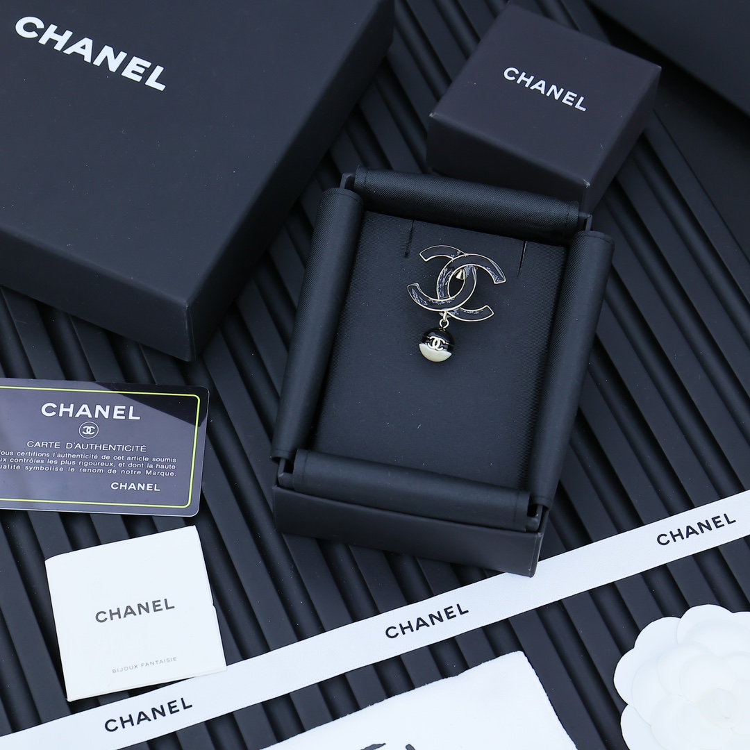 Chanel 24S当季爆款珐琅双C珍珠胸针黑白配色🐼小巧玲珑  精致秀气百搭🛍️🧚‍♀️