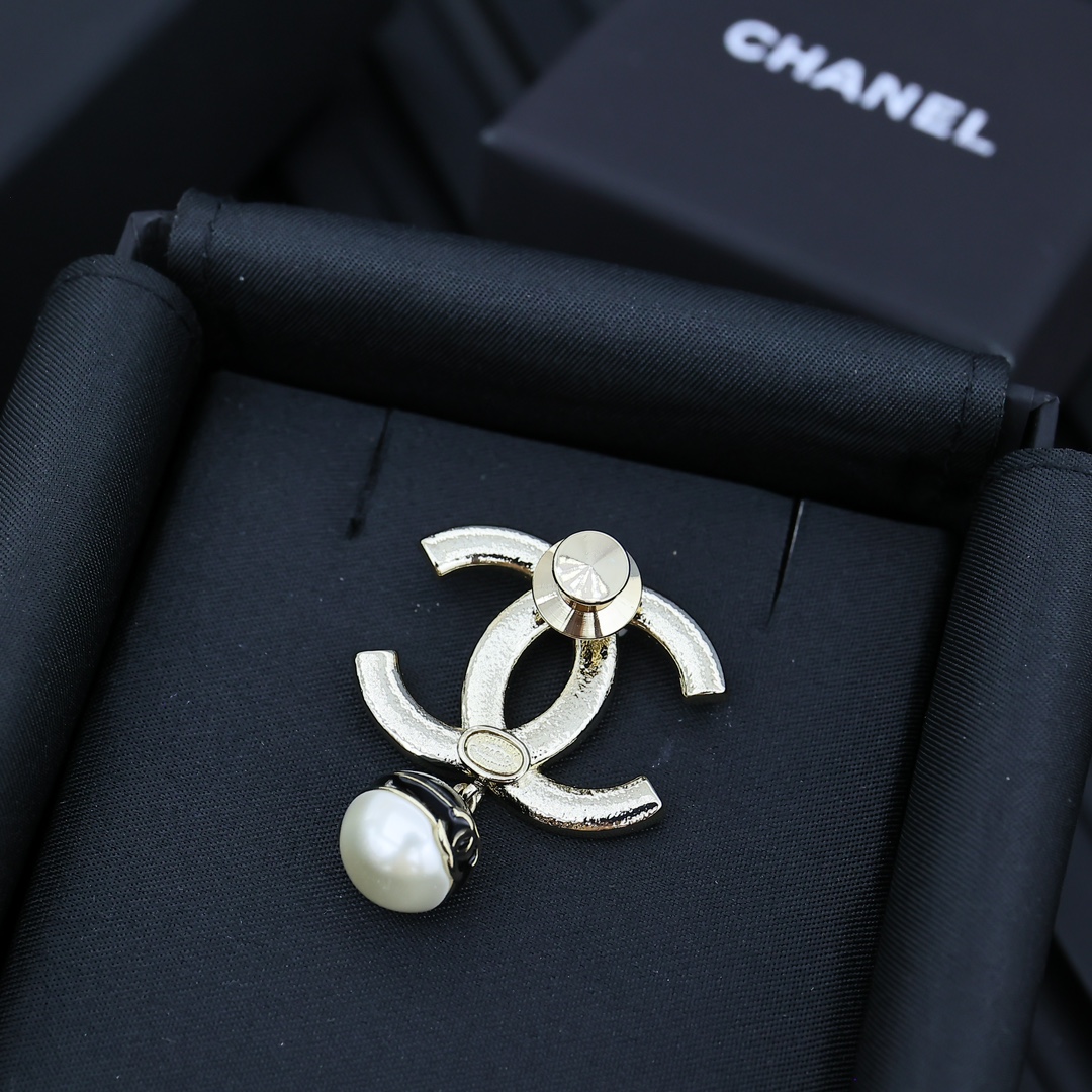 Chanel 24S当季爆款珐琅双C珍珠胸针黑白配色🐼小巧玲珑  精致秀气百搭🛍️🧚‍♀️