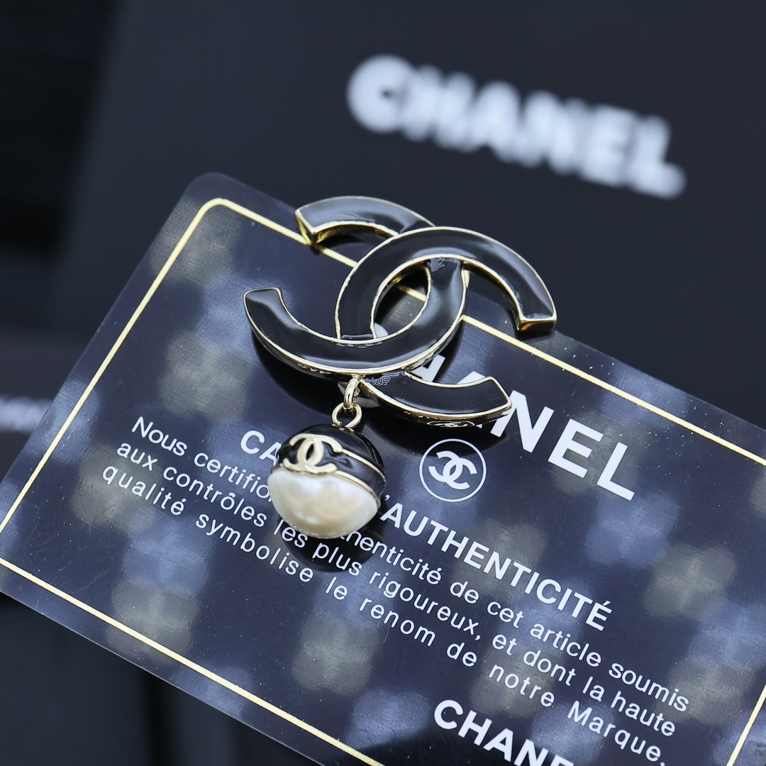 Chanel 24S当季爆款珐琅双C珍珠胸针黑白配色🐼小巧玲珑  精致秀气百搭🛍️🧚‍♀️