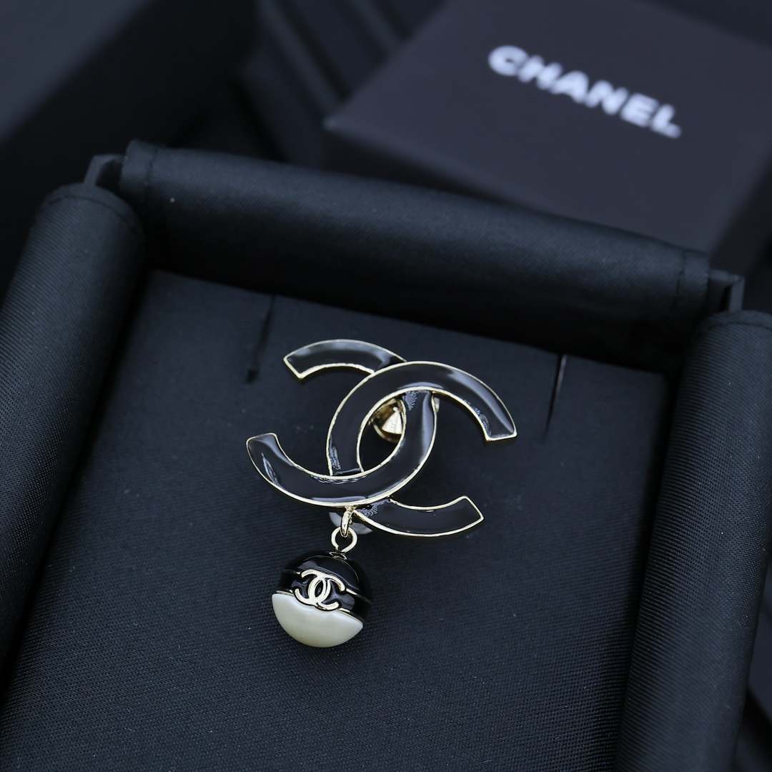Chanel 24S当季爆款珐琅双C珍珠胸针黑白配色🐼小巧玲珑  精致秀气百搭🛍️🧚‍♀️