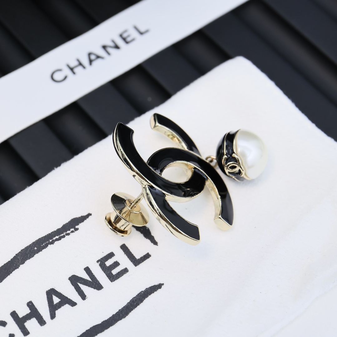 Chanel 24S当季爆款珐琅双C珍珠胸针黑白配色🐼小巧玲珑  精致秀气百搭🛍️🧚‍♀️