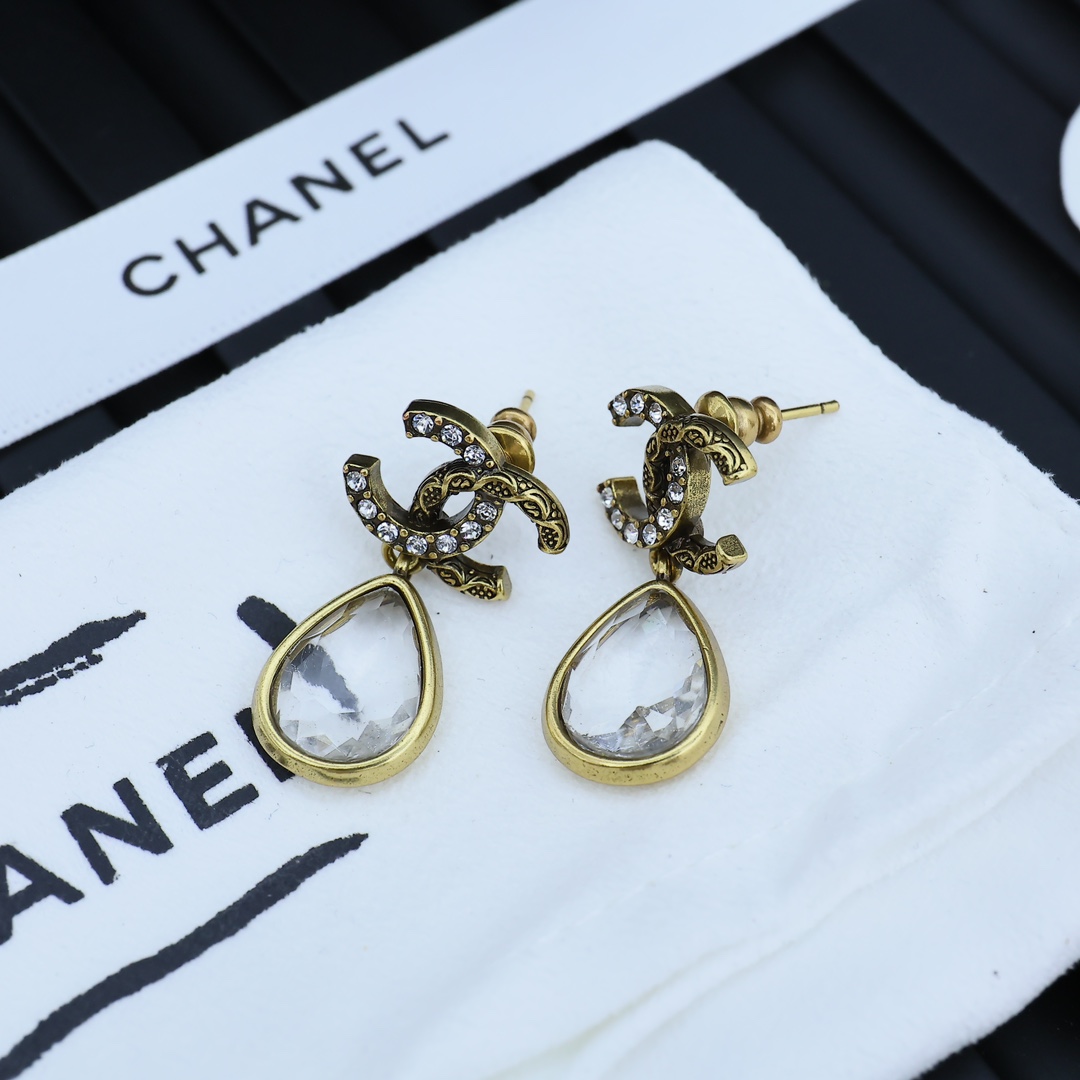 Chanel复古水滴耳环   古铜色水滴形LOGO耳环。 休闲气质百搭 夏日里一抹清凉