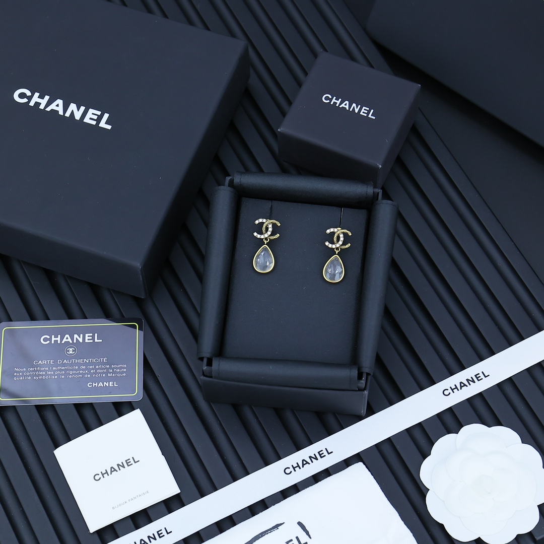 Chanel复古水滴耳环   古铜色水滴形LOGO耳环。 休闲气质百搭 夏日里一抹清凉