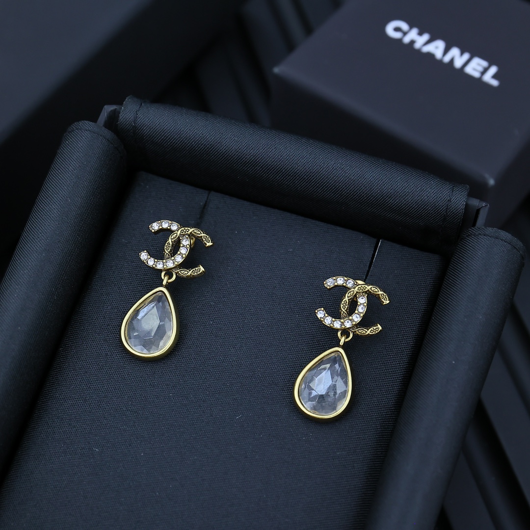 Chanel复古水滴耳环   古铜色水滴形LOGO耳环。 休闲气质百搭 夏日里一抹清凉