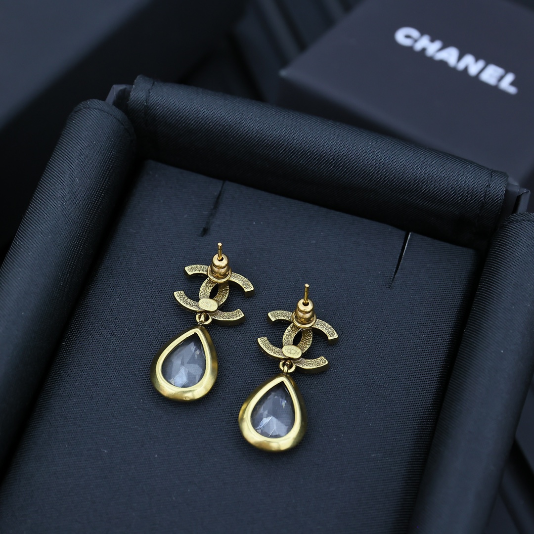 Chanel复古水滴耳环   古铜色水滴形LOGO耳环。 休闲气质百搭 夏日里一抹清凉