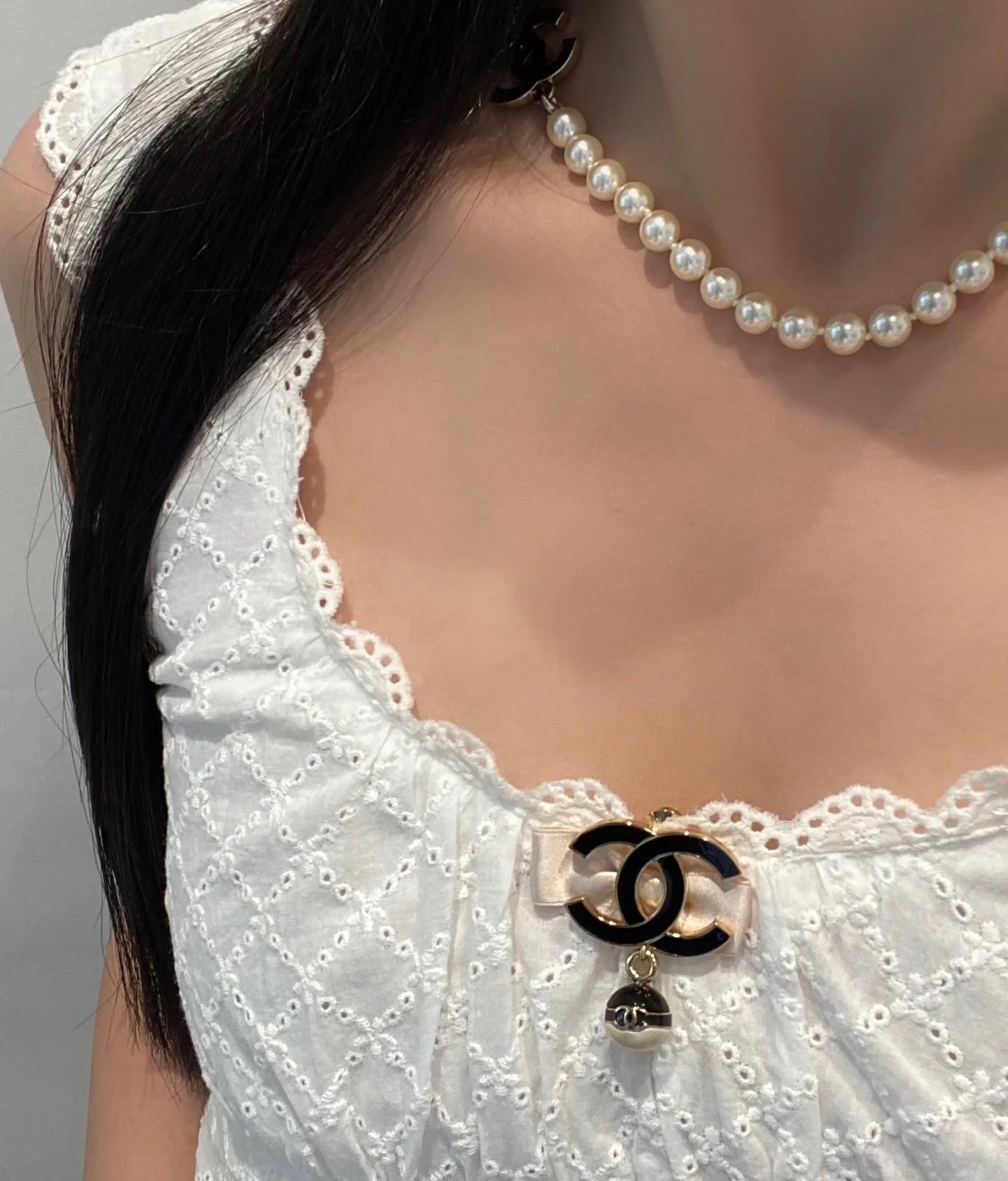 Chanel 24S当季爆款珐琅双C珍珠胸针黑白配色🐼小巧玲珑  精致秀气百搭🛍️🧚‍♀️