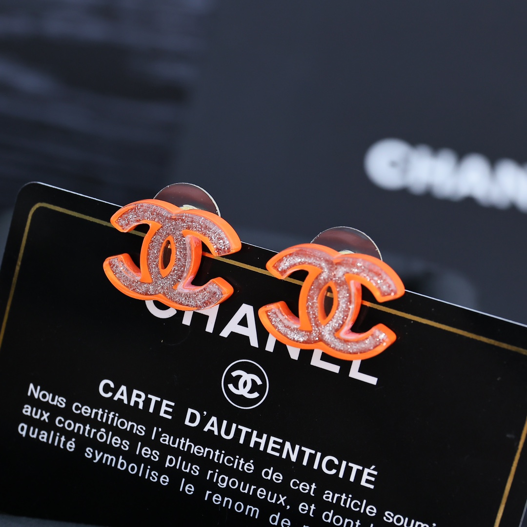  CHANEL 小香风经典双C耳钉买买买# 
亚克力彩色🔱搭配各种日常通勤和晚会活动造型，时尚又经典✨0